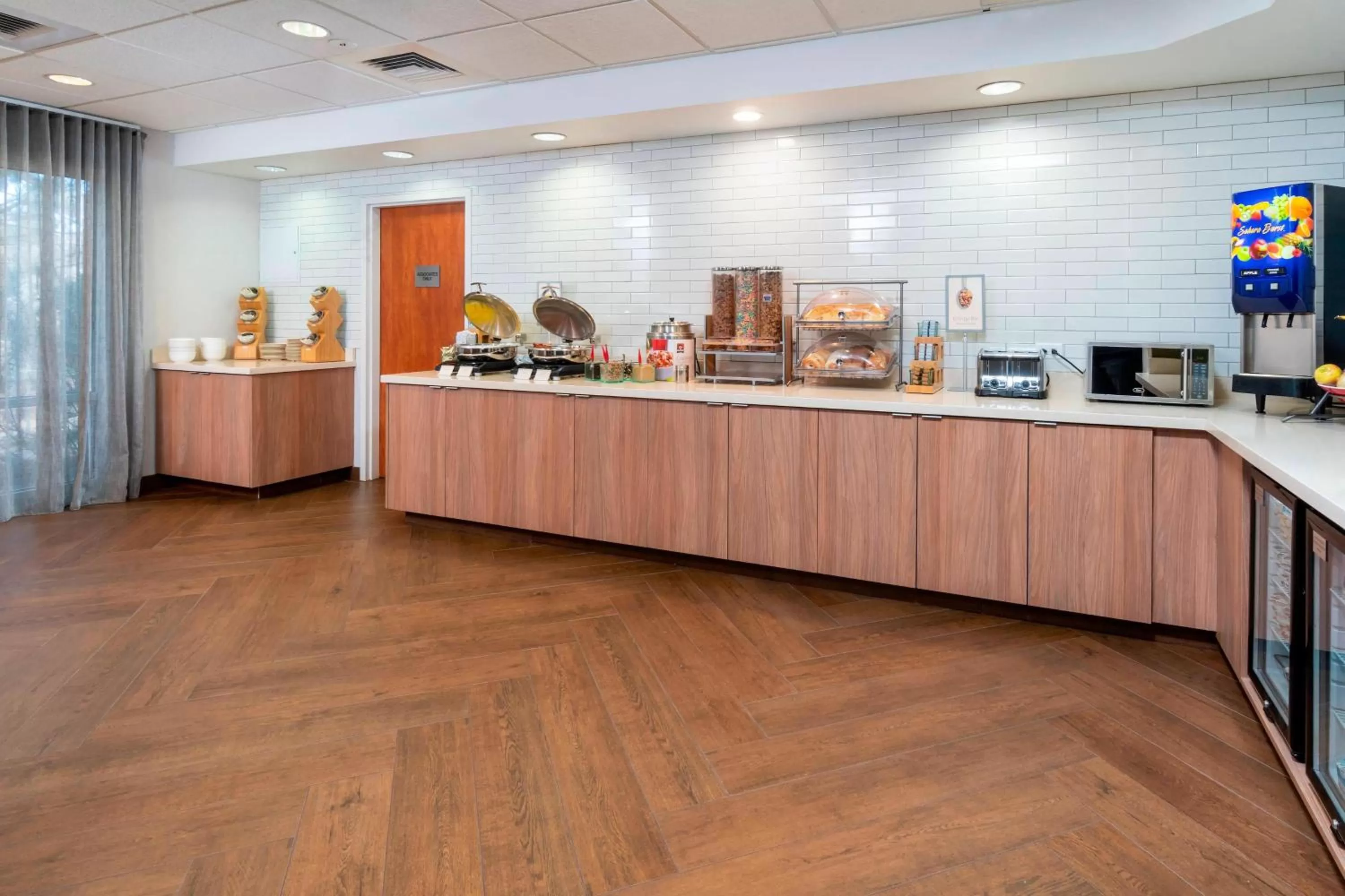 Breakfast in Fairfield Inn & Suites Bend Downtown