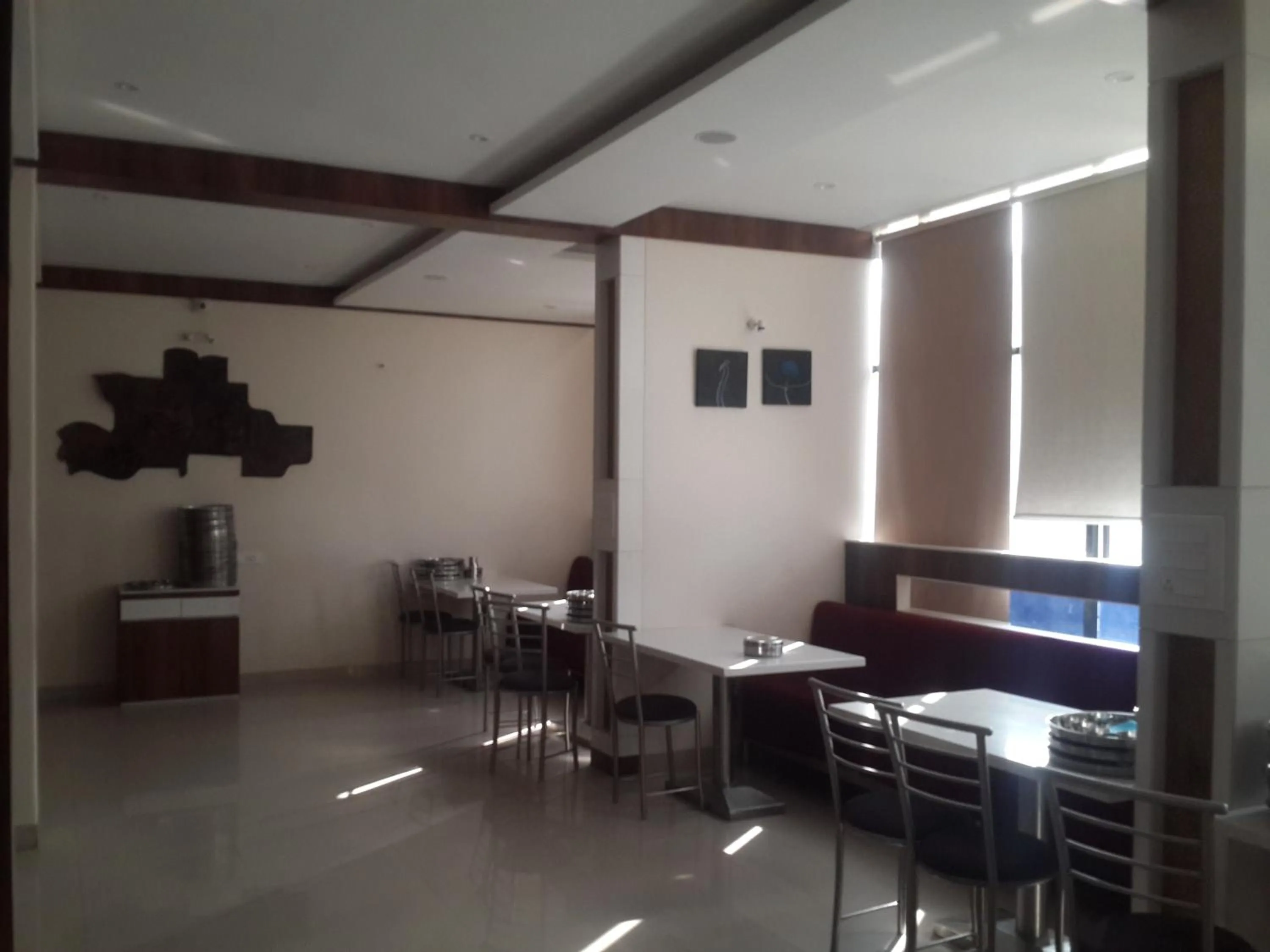 Restaurant/places to eat in Hotel Holiday Era Opposite Railway Station