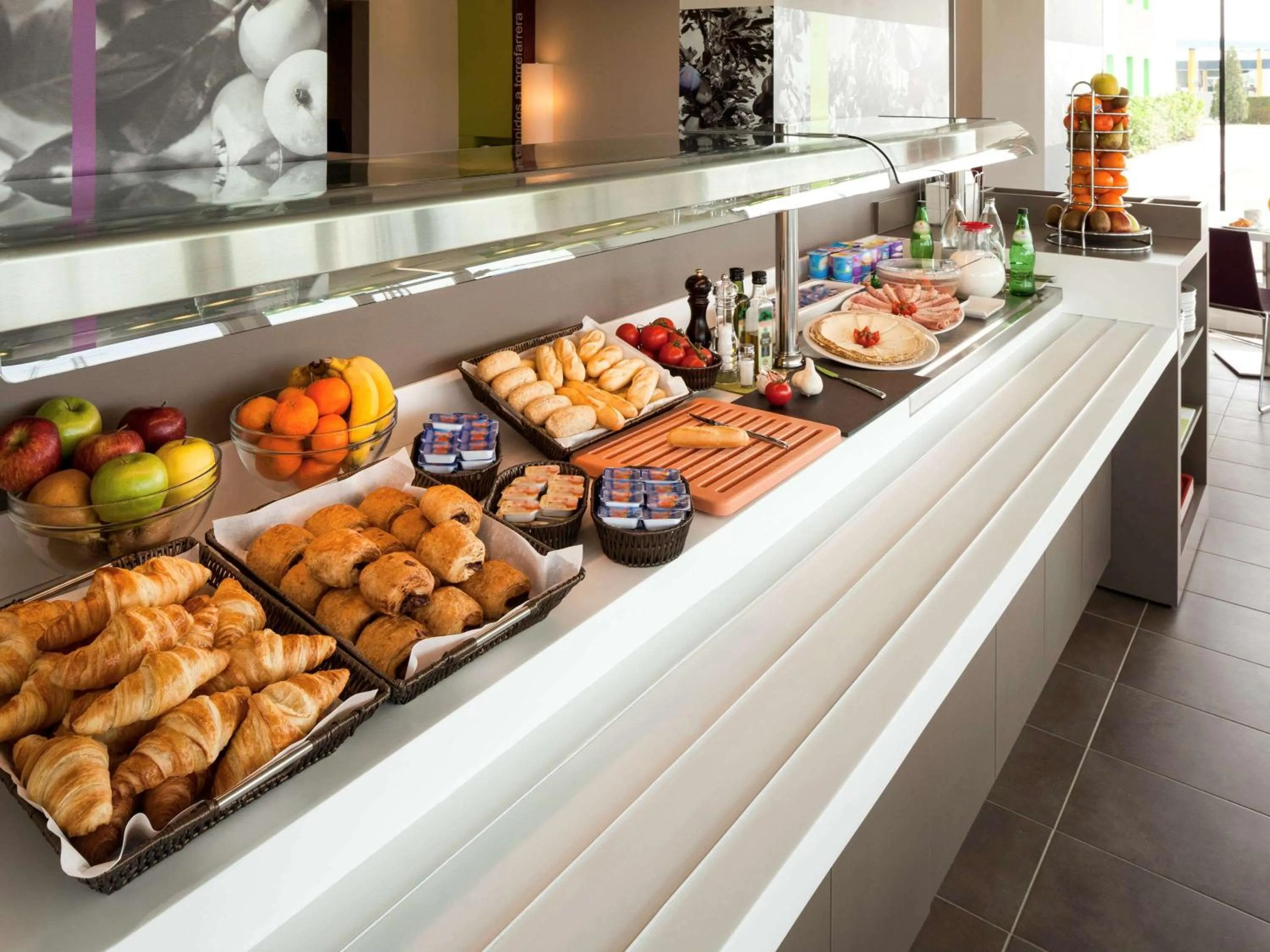 Property building in Hotel Ibis Styles Lleida Torrefarrera