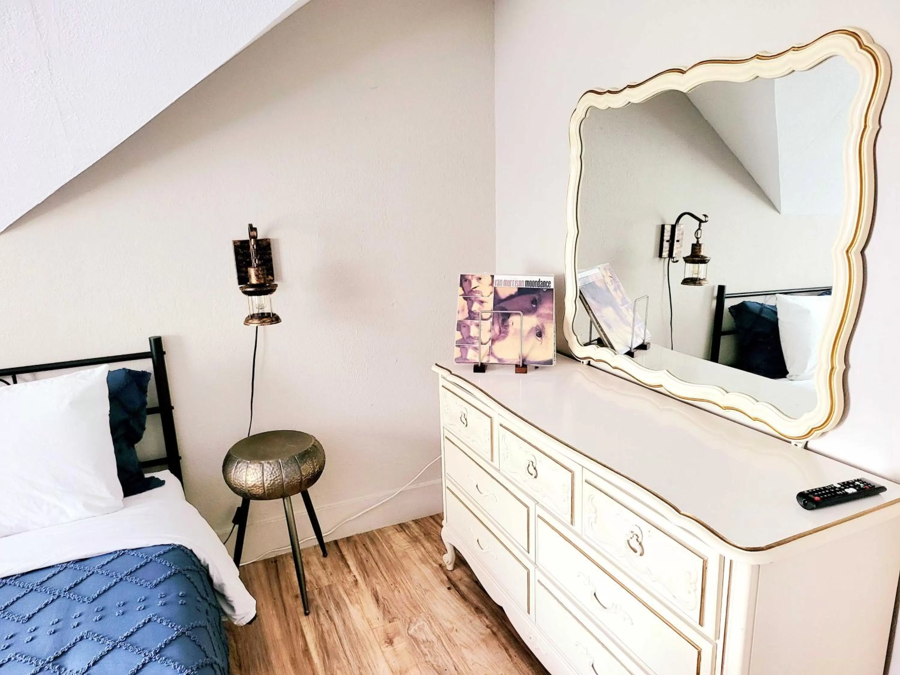 Bed, Kitchen/Kitchenette in Pump House Inn & Spa