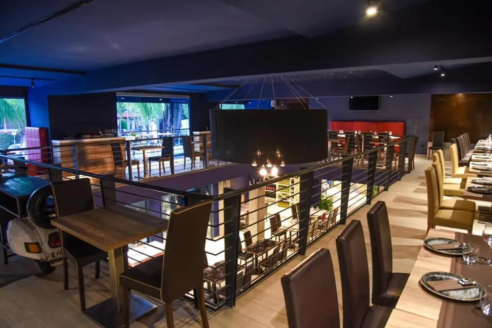 Restaurant/places to eat in Business Hotel