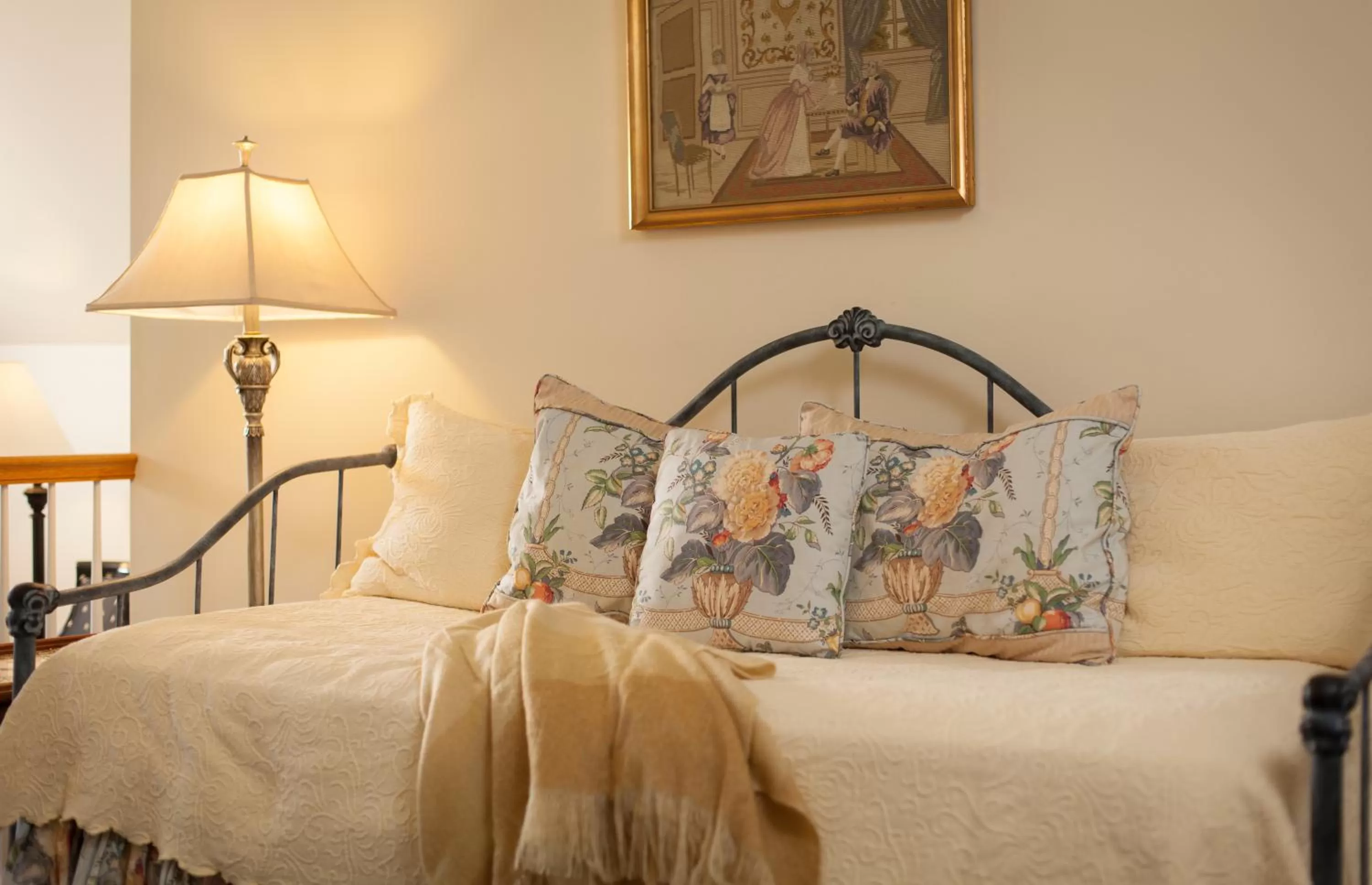 Bed in Inn at Warner Hall