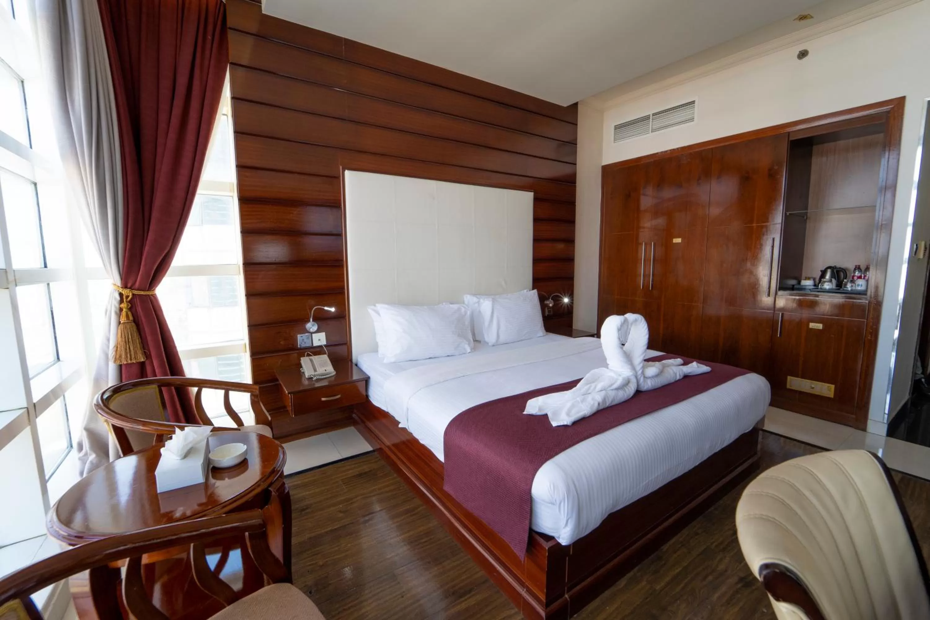 Shower, Bed in Queen Palace Hotel