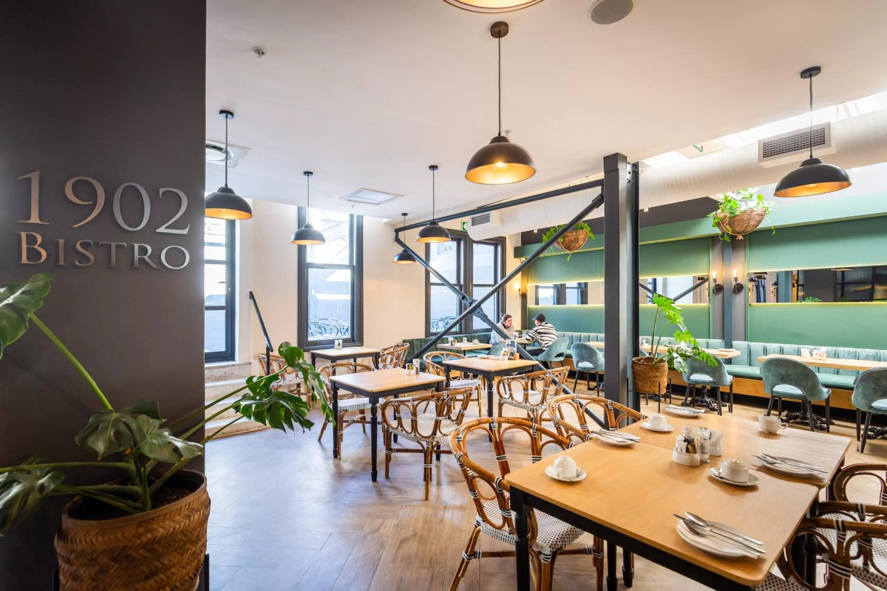 Restaurant/places to eat in Old Bank Hotel - Lion Roars Hotels & Lodges