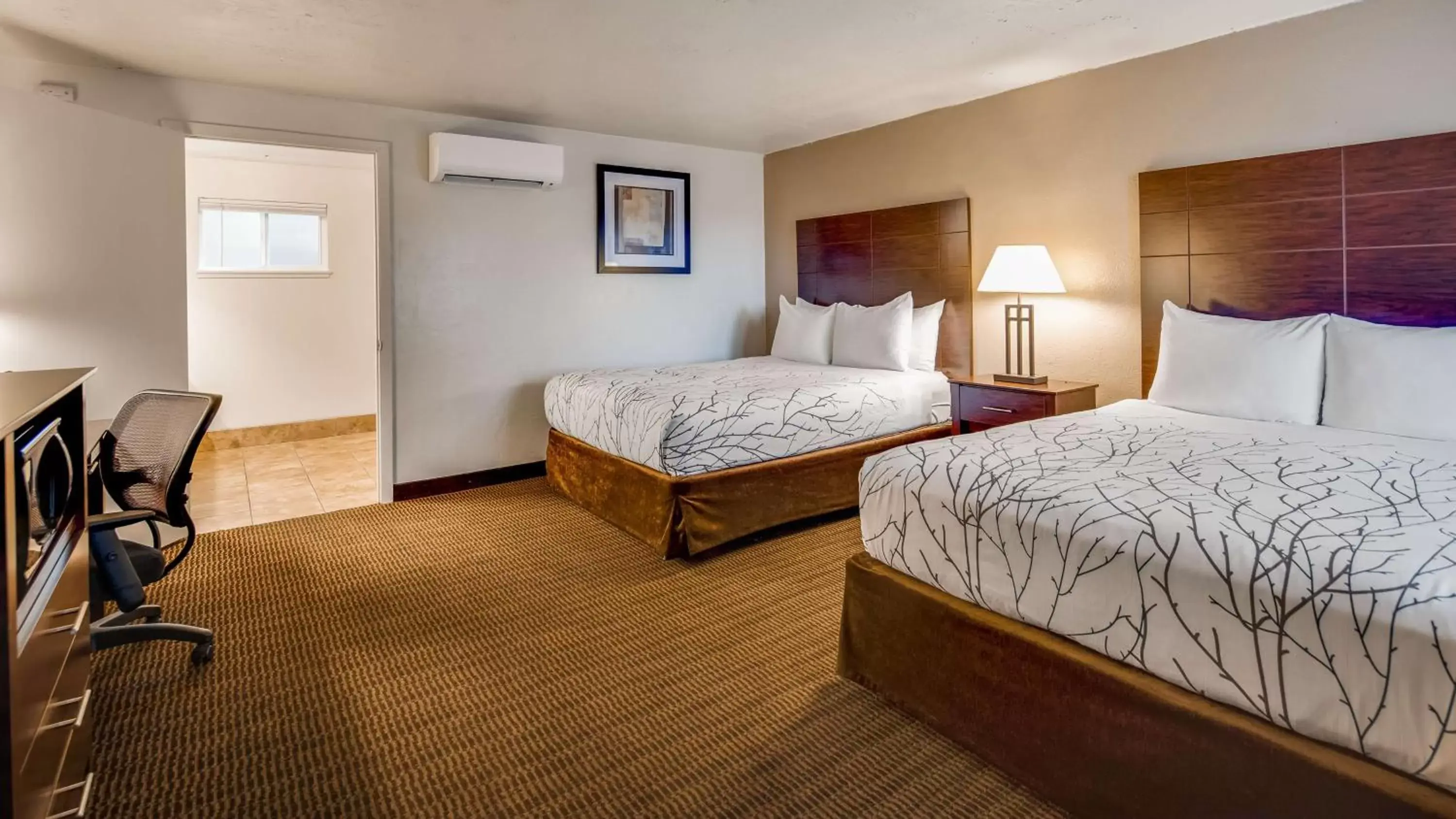 Queen Room with Two Queen Beds with Roll-In Shower in Best Western Prescottonian Queen Room with Two Queen Beds with Roll-In Shower in Best Western Prescottonian