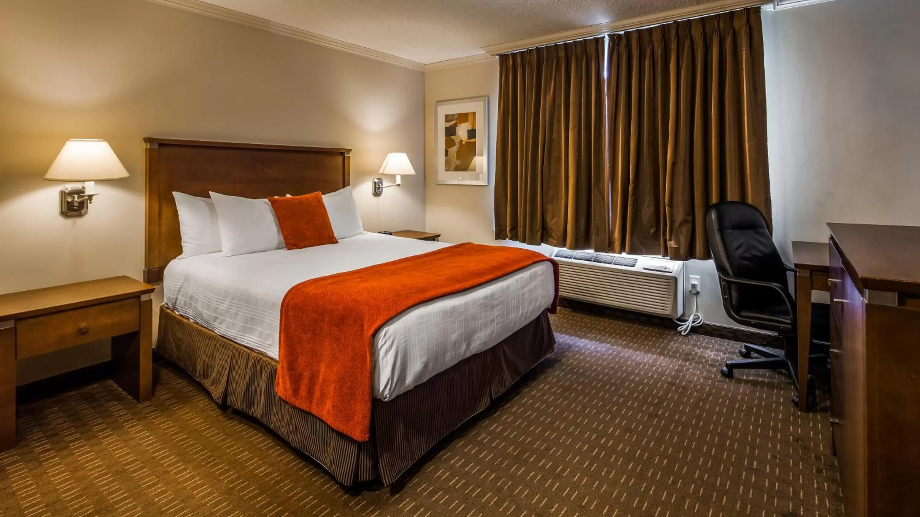 Bed in Best Western Plus Guildwood Inn