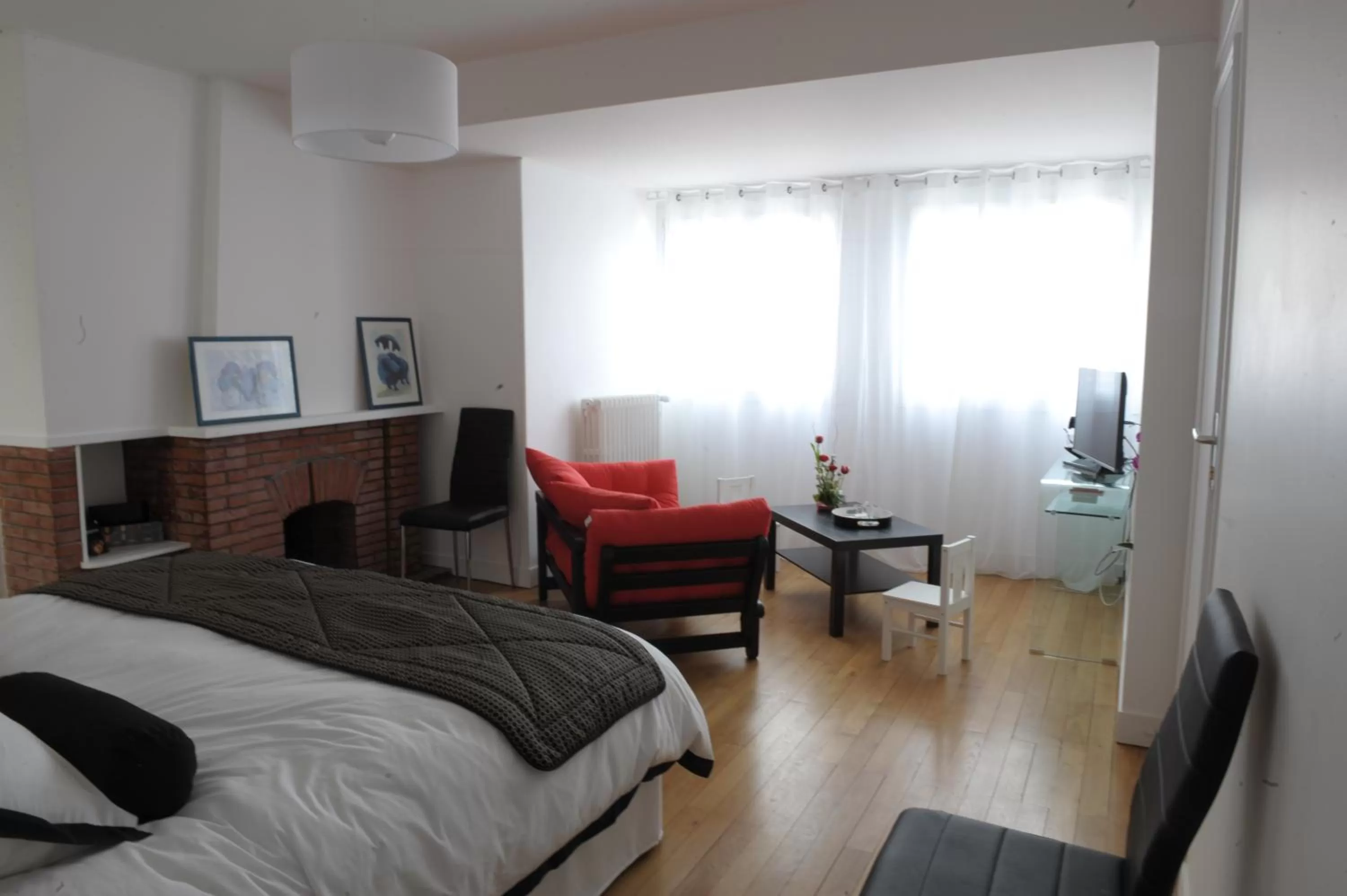 Photo of the whole room, Bed in Au Coeur De Beauvais