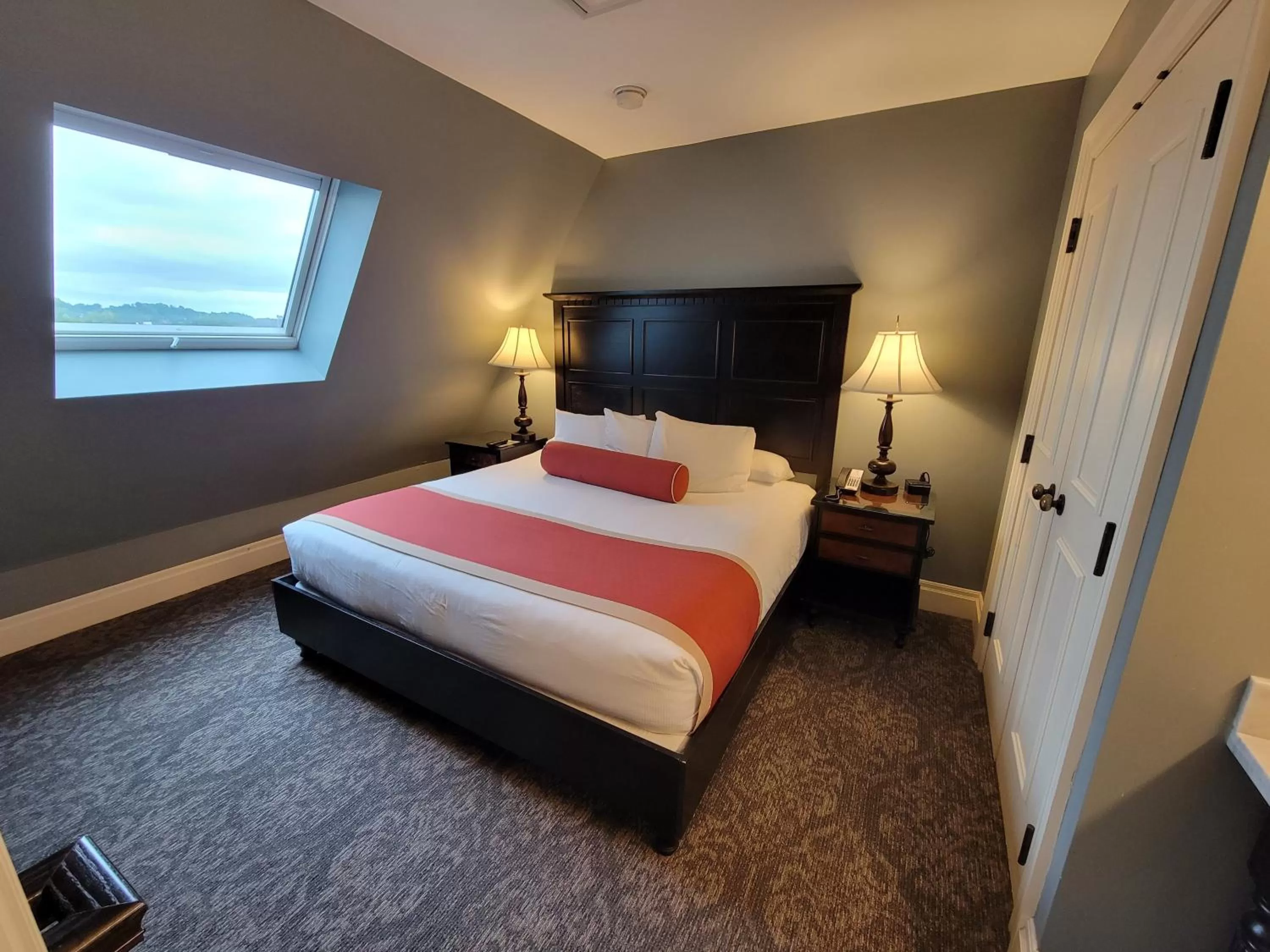 Bedroom, Bed in Mansions on Fifth