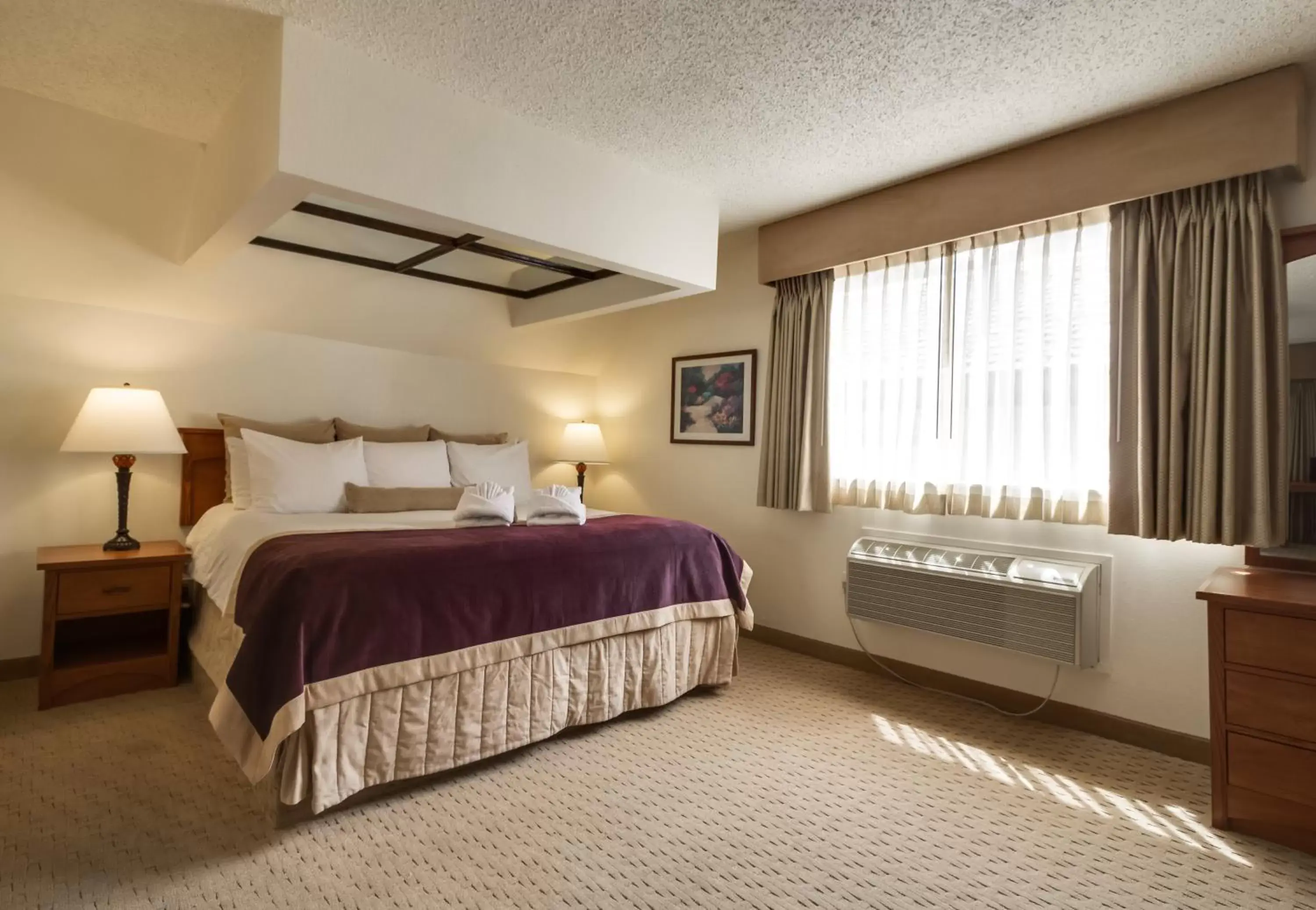 King Suite with Balcony in Twin Peaks Lodge & Hot Springs King Suite with Balcony in Twin Peaks Lodge & Hot Springs