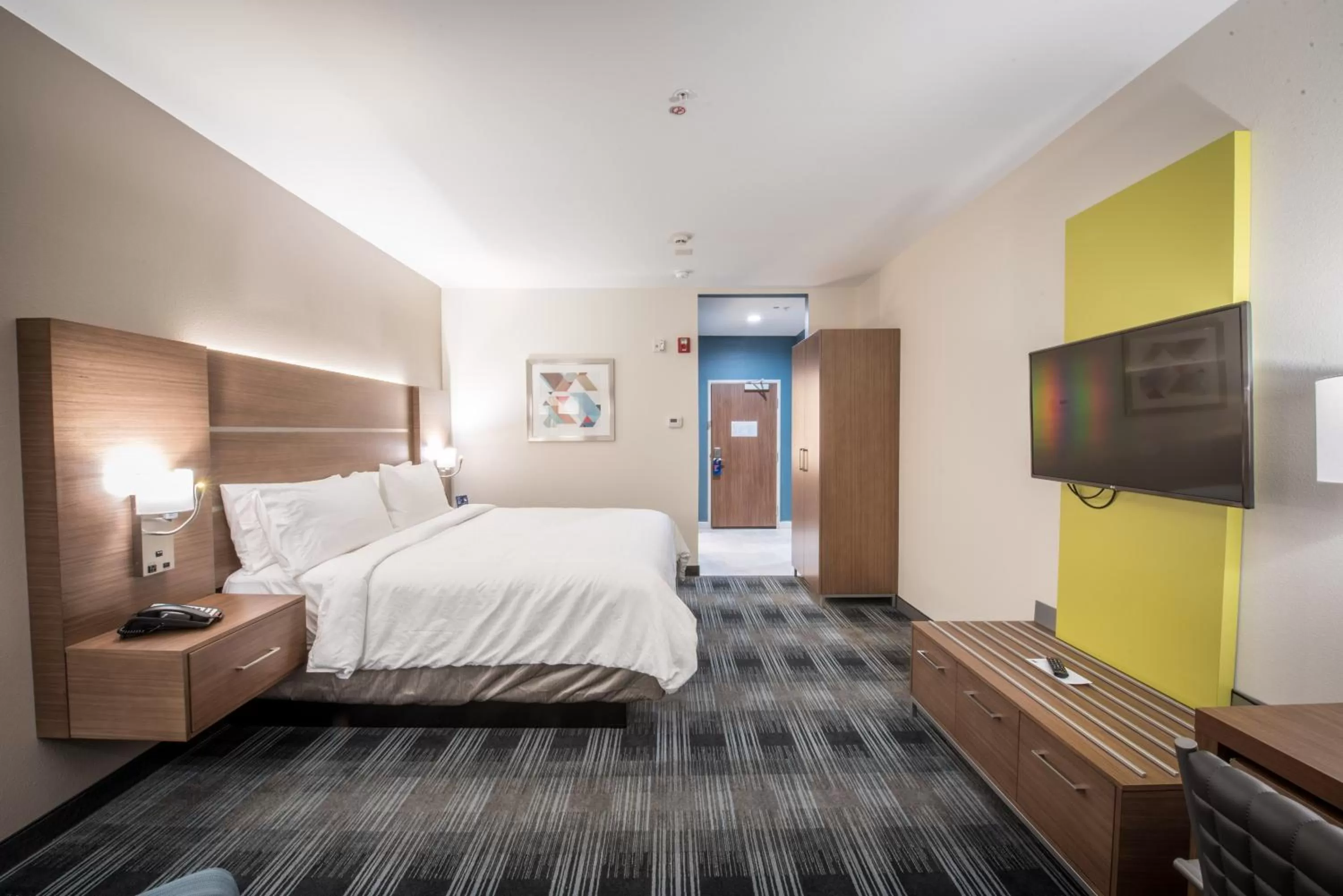 Photo of the whole room, Bed in Holiday Inn Express & Suites - Houston Westchase - Westheimer by IHG