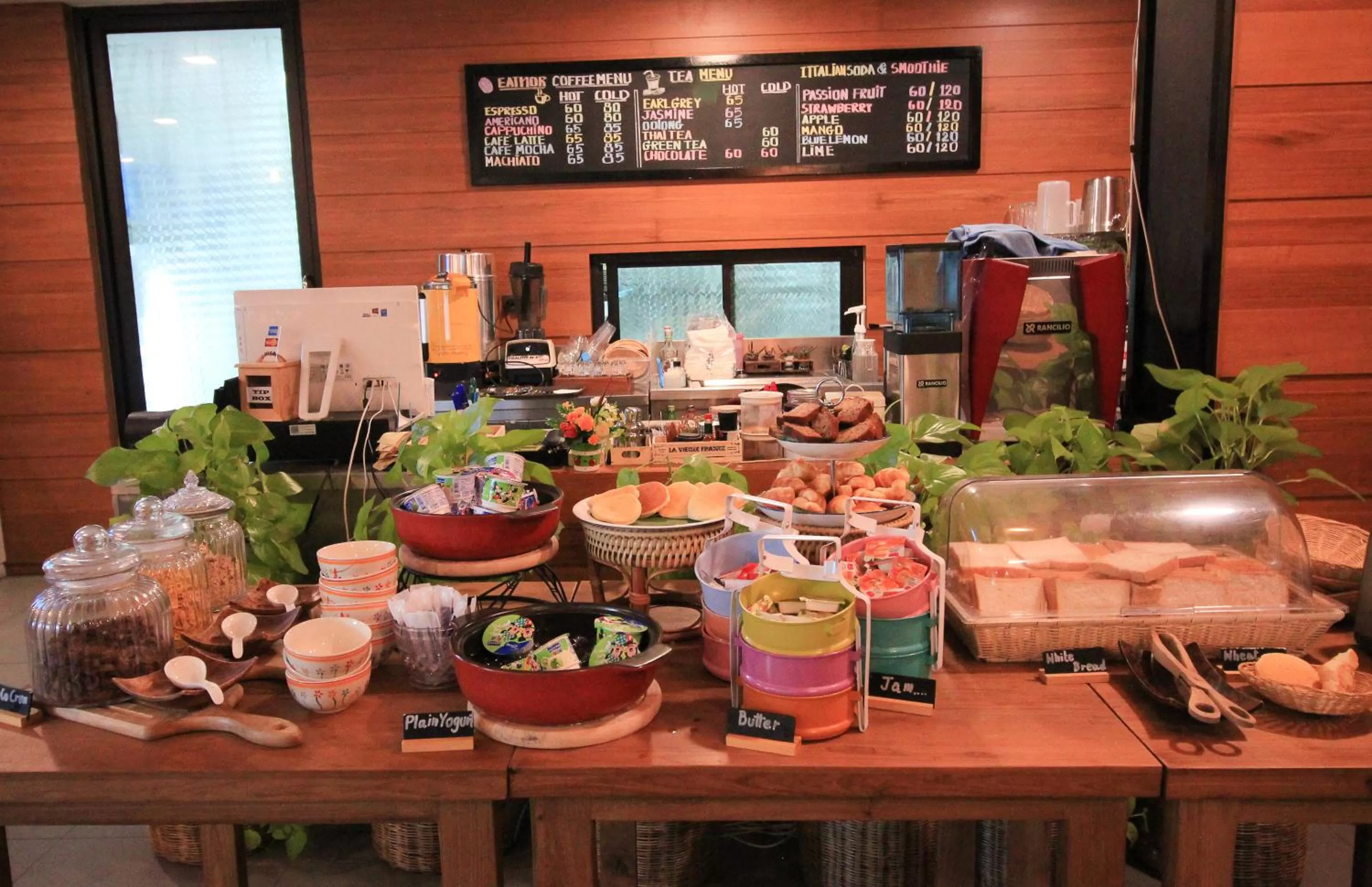 Food and drinks in Cmor Nimman by Recall Hotels