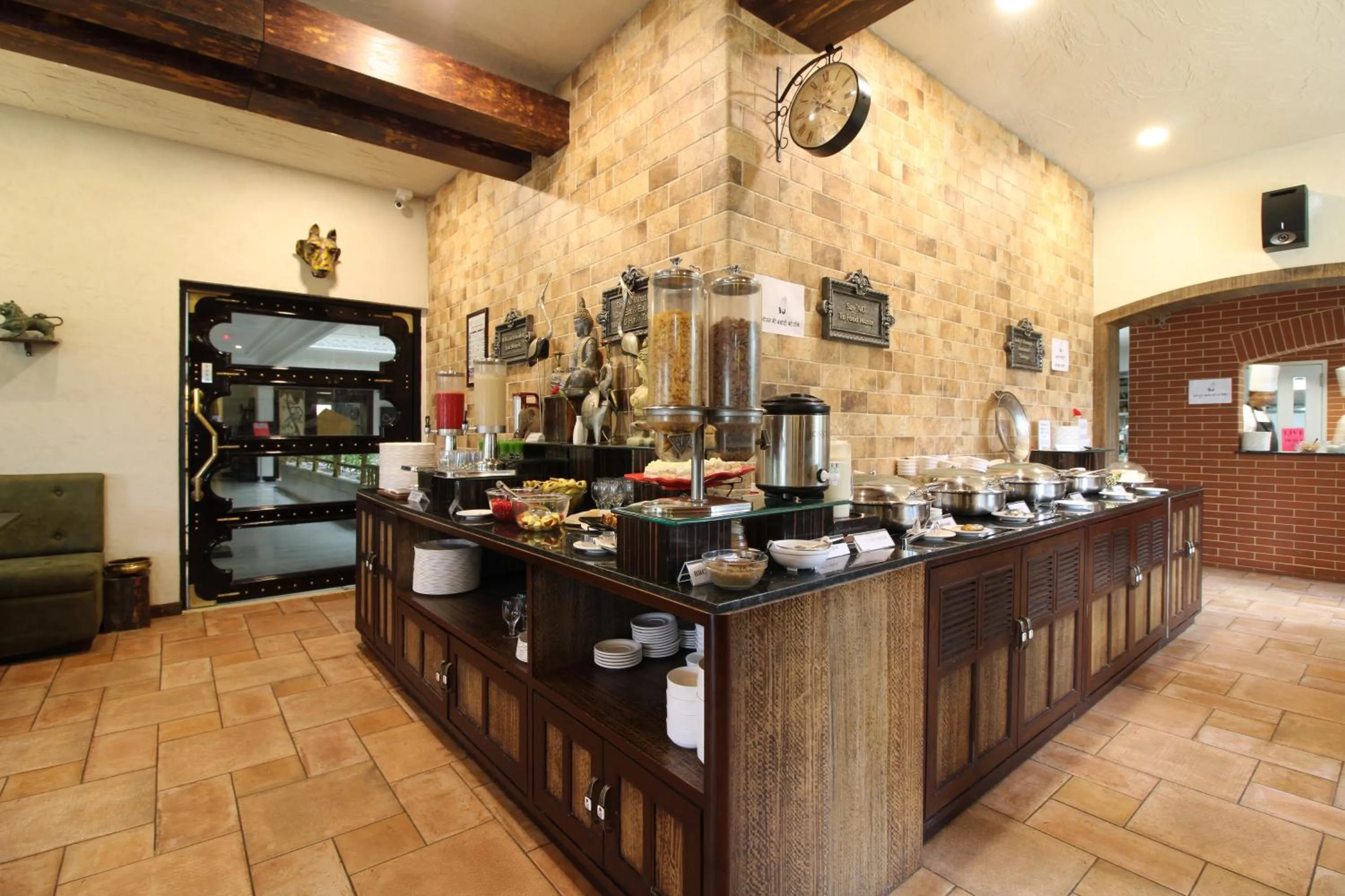 Restaurant/places to eat in Hotel Hillock