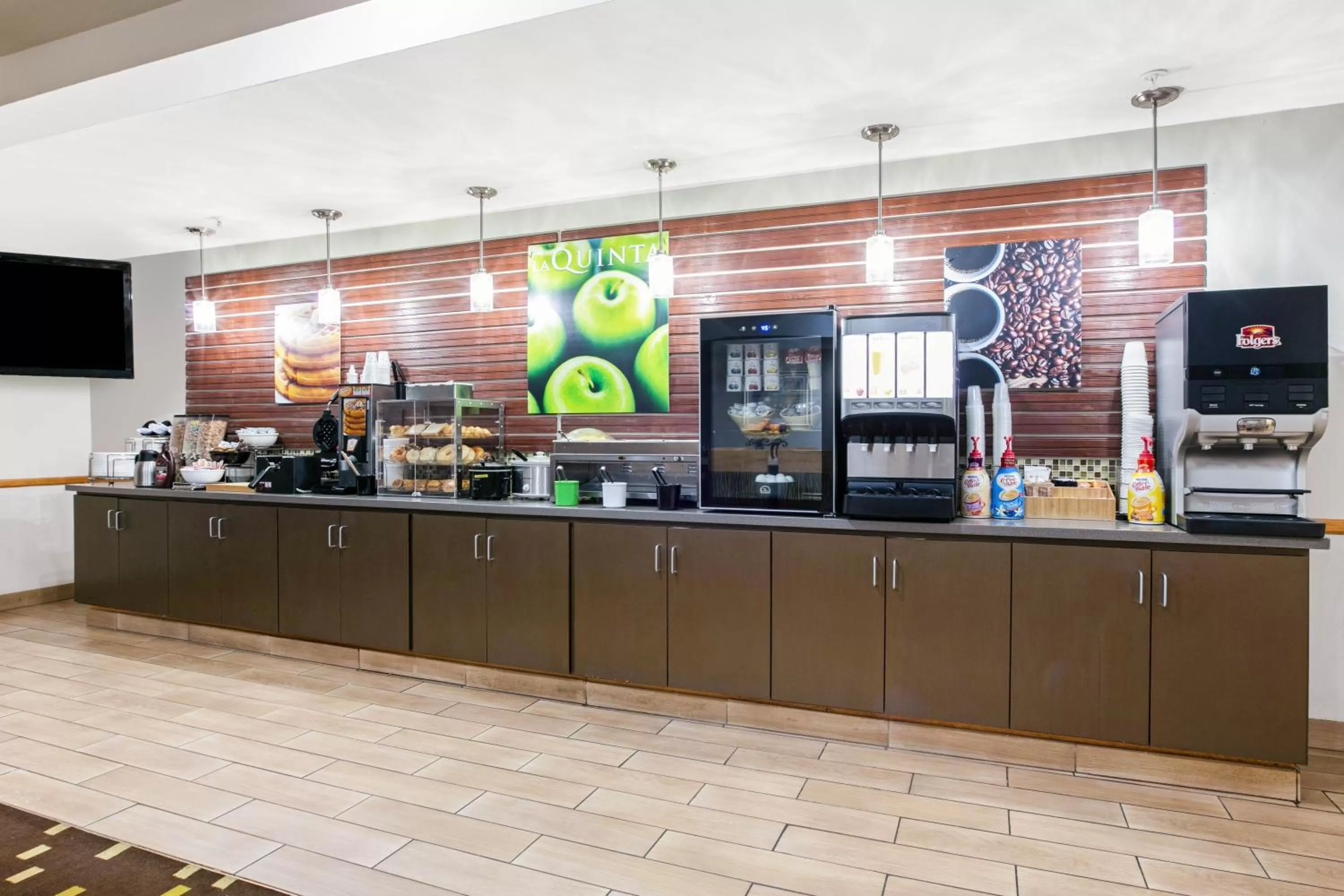 Coffee/tea facilities in La Quinta Inn and Suites by Wyndham Paris