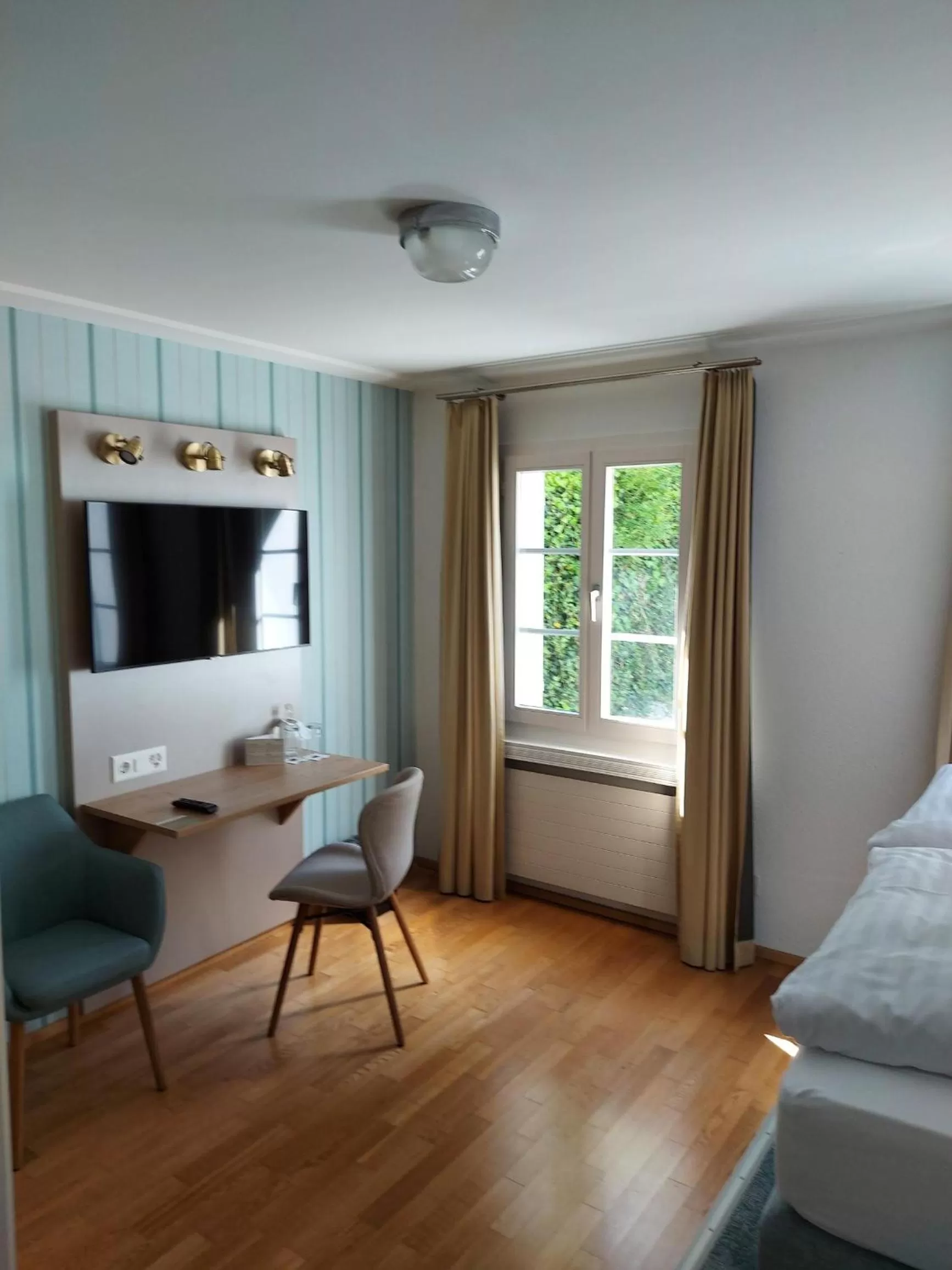 Bed in Hotel Kreuz by b-smart