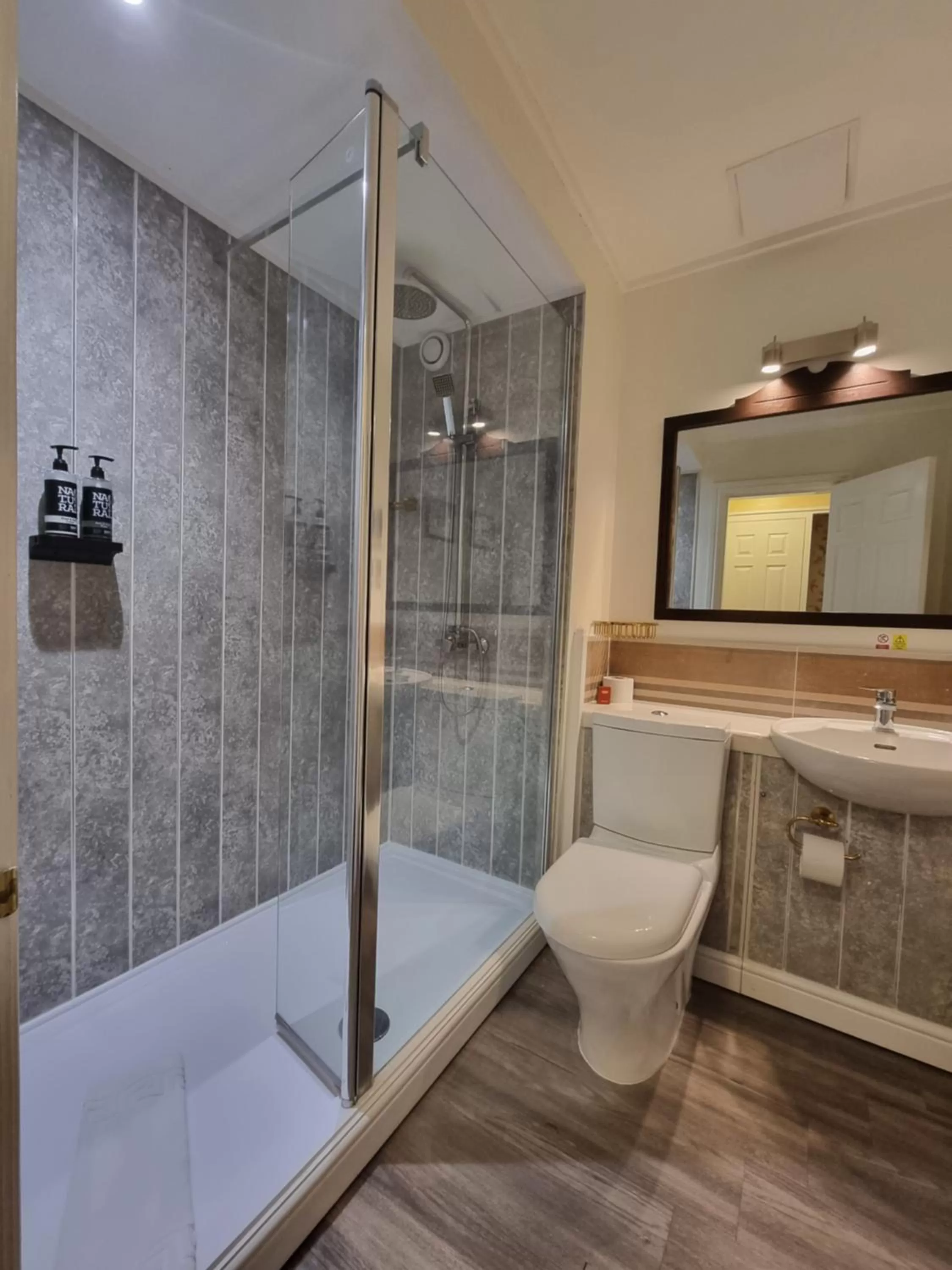 Shower in Muthu Belstead Brook Hotel