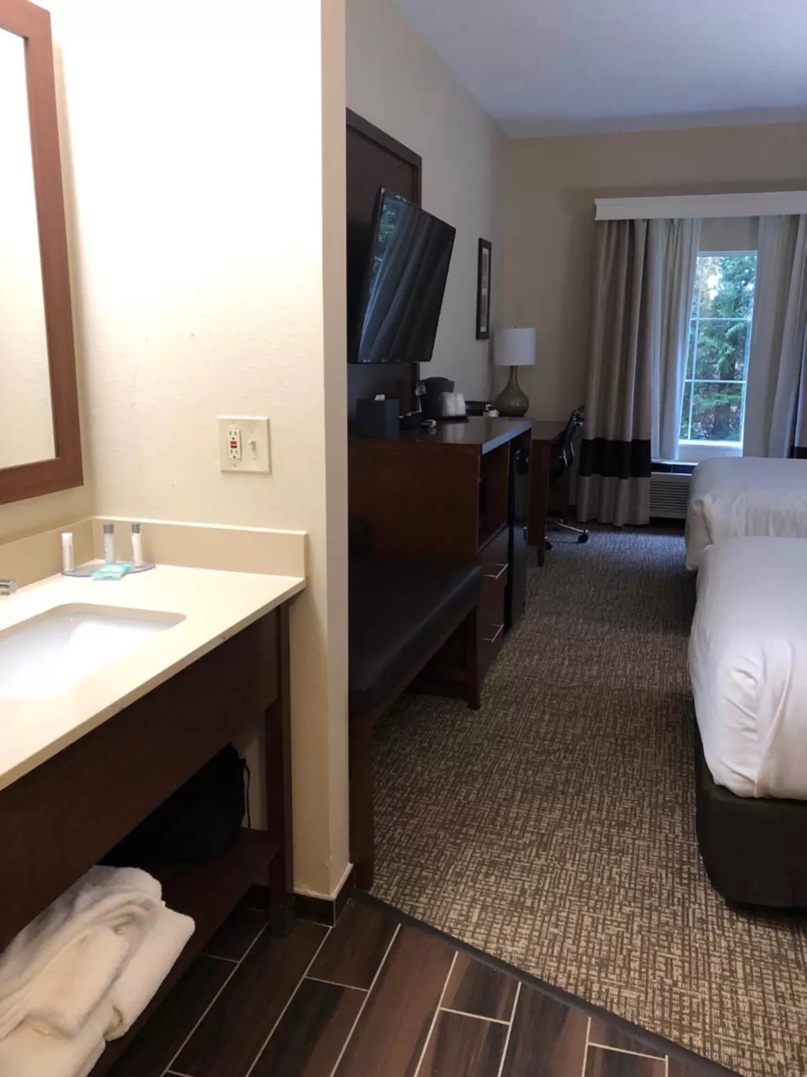 TV and multimedia, Bed in Wingate by Wyndham Grove City