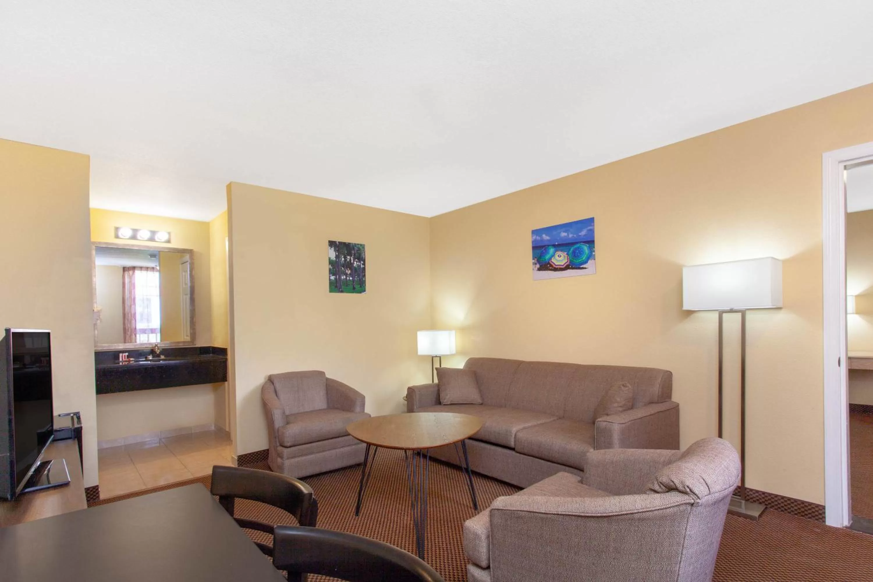 Living room in Grand Hotel Orlando at Universal Blvd - Shuttle to Theme Parks