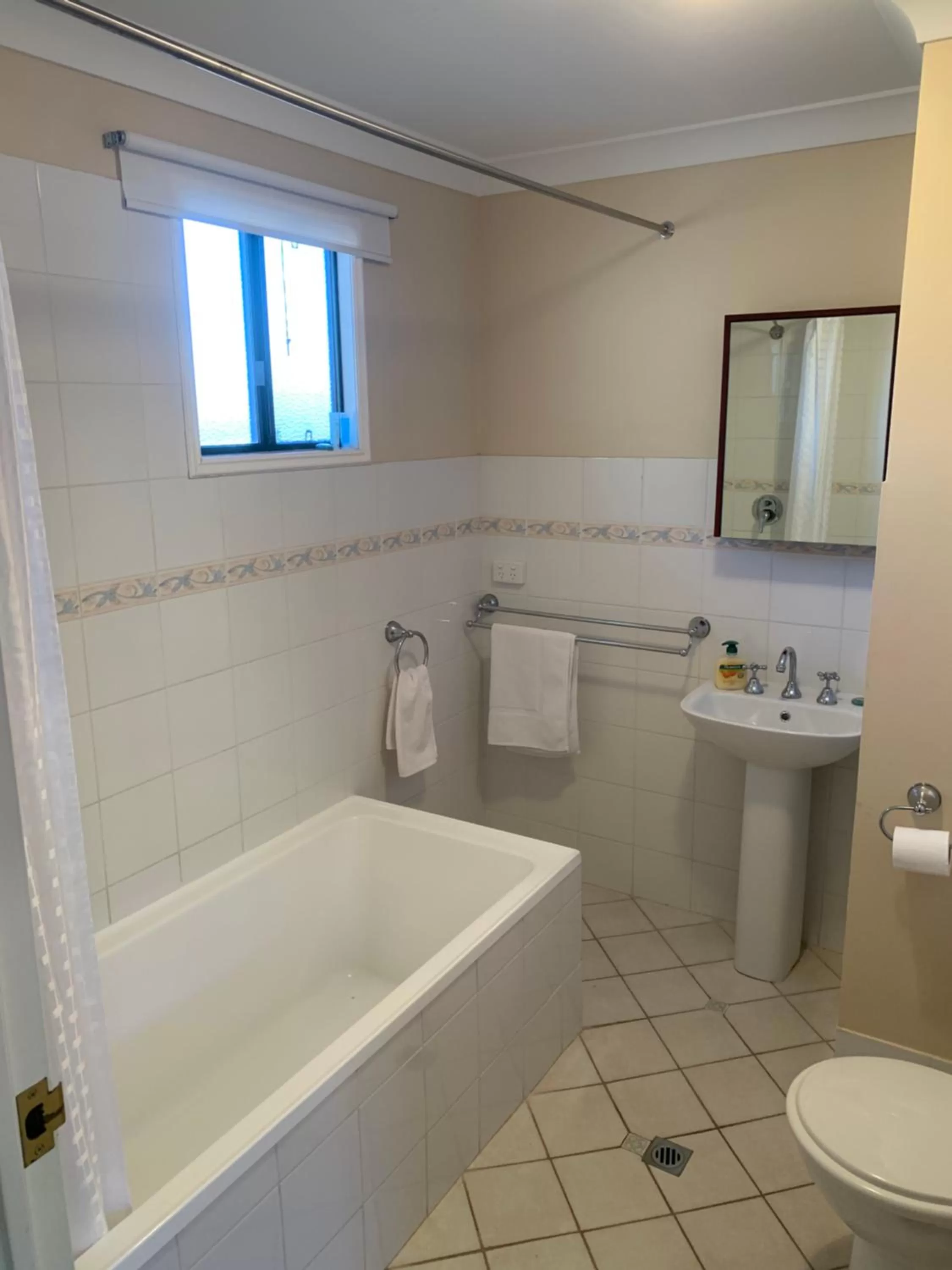 Bathroom in Settlers Hotel York