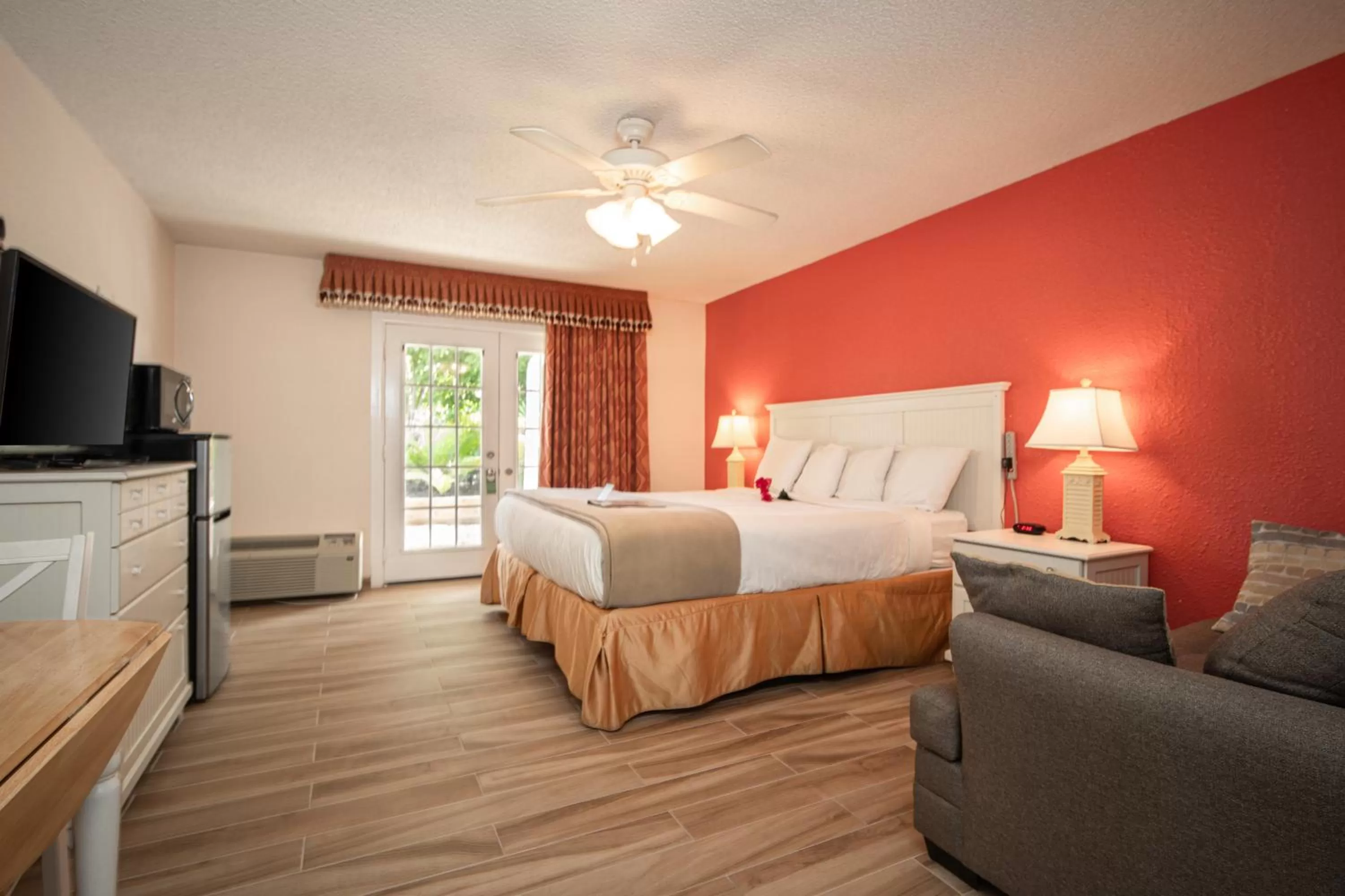 Communal lounge/ TV room, Bed in Island Sun Inn & Suites - Venice, Florida Historic Downtown & Beach Getaway