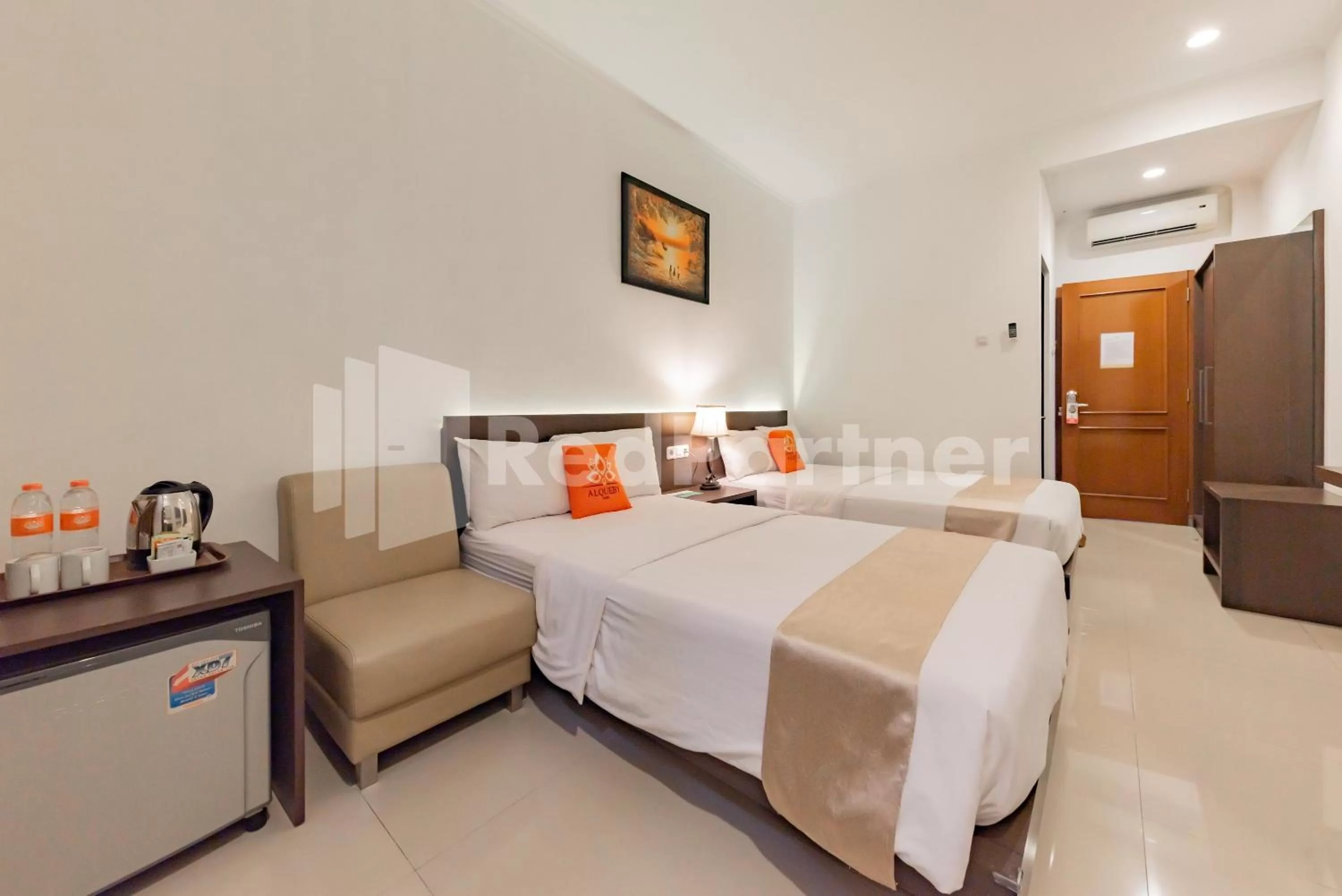 Bedroom, Bed in Alqueby Hotel near Kiara Artha Park & Trans Studio Mall Mitra RedDoorz