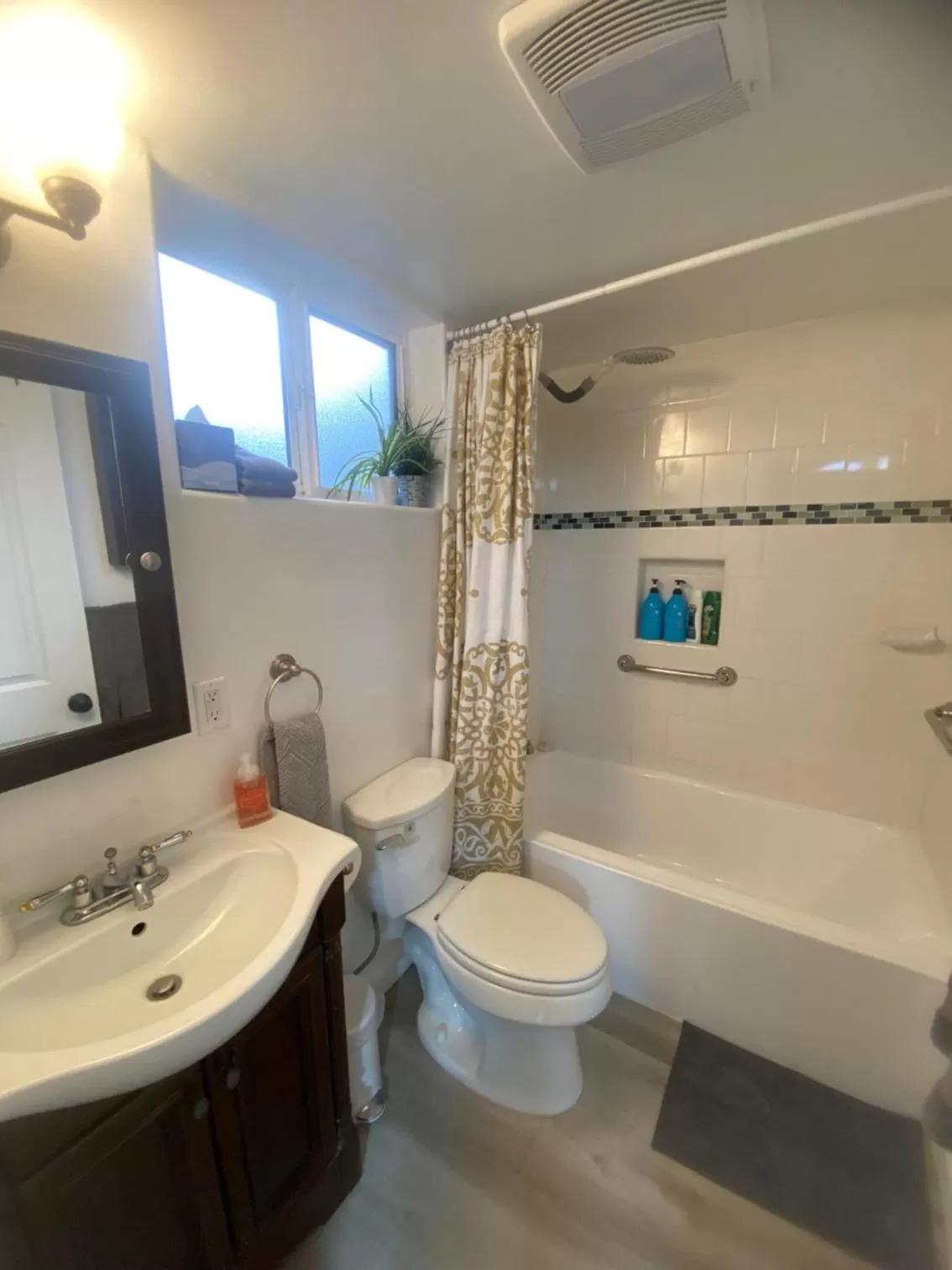 Shower in Sweet Dreams B&B LA