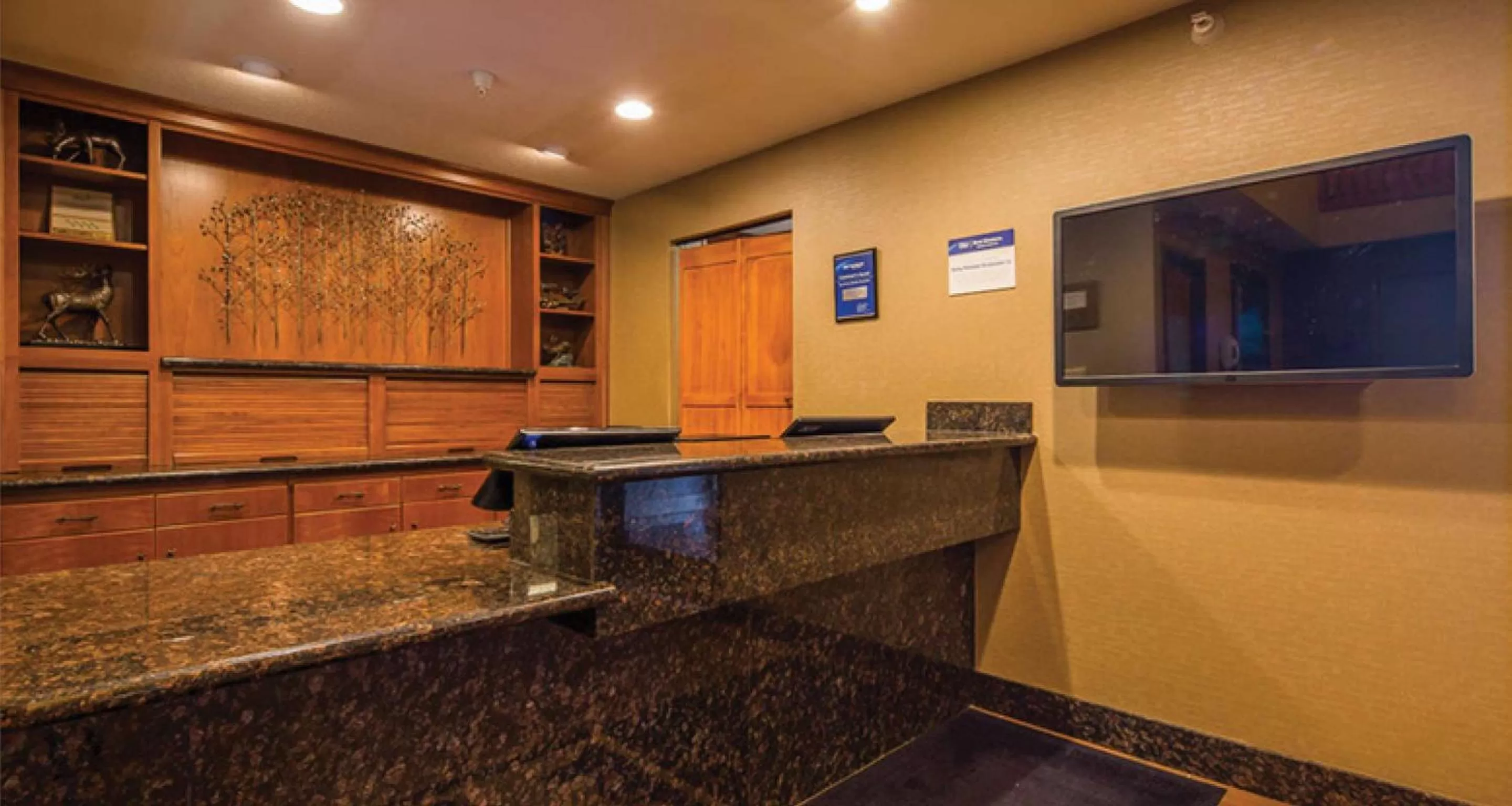 Lobby or reception in Best Western Plus Deer Park Hotel and Suites