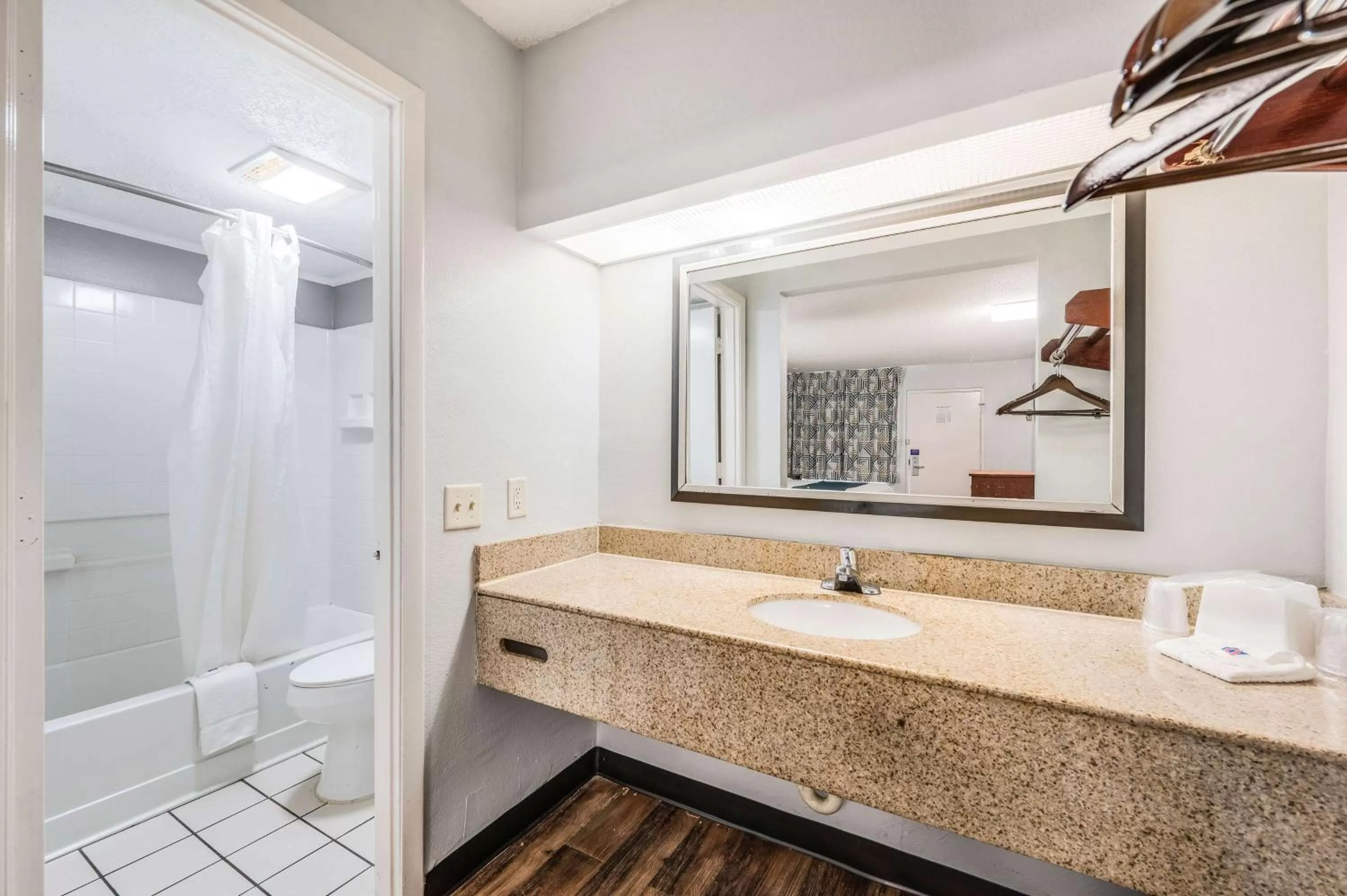 Photo of the whole room in Motel 6-Tupelo, MS - Downtown