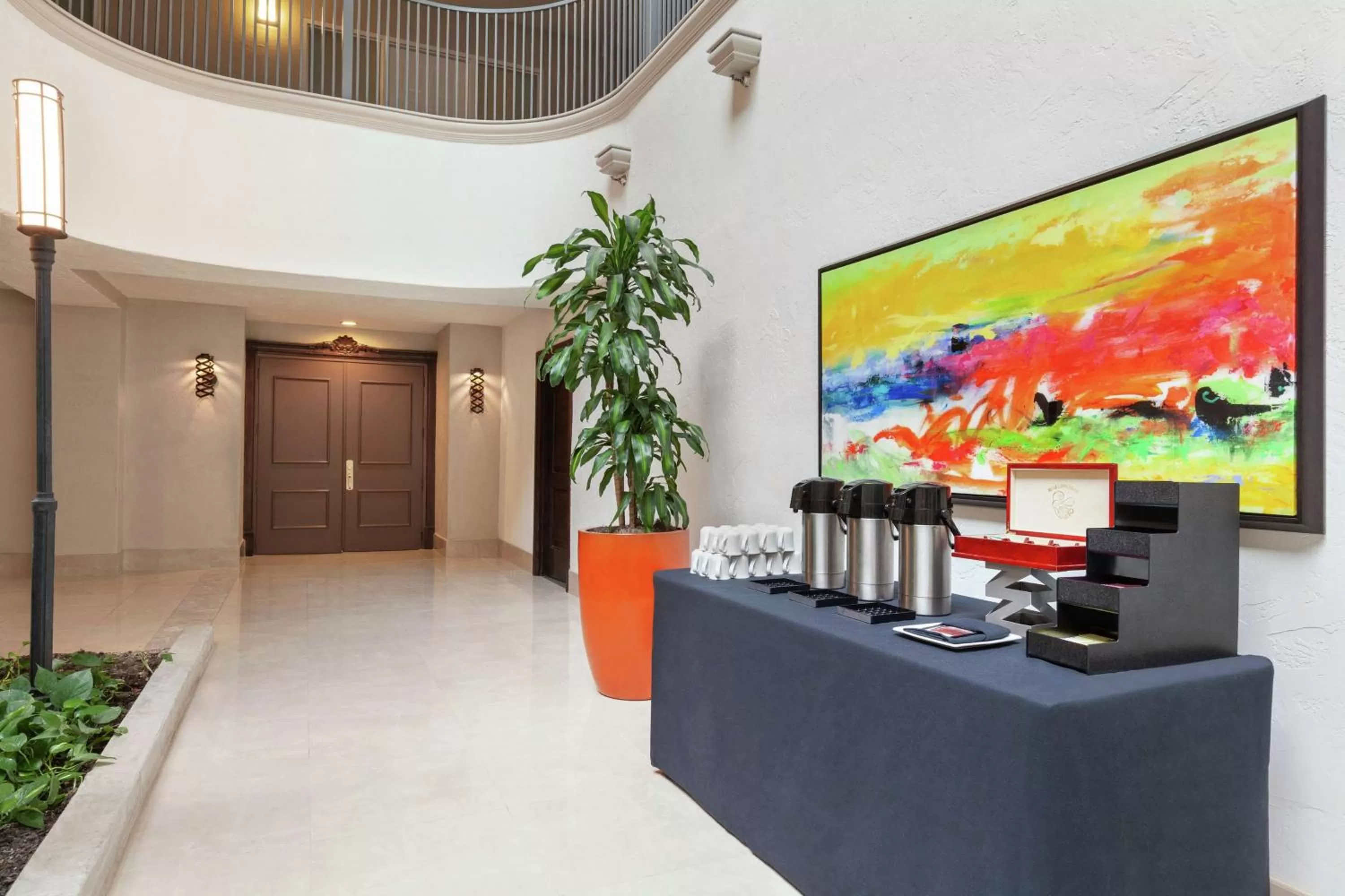 Dining area in Embassy Suites by Hilton Santa Ana Orange County Airport