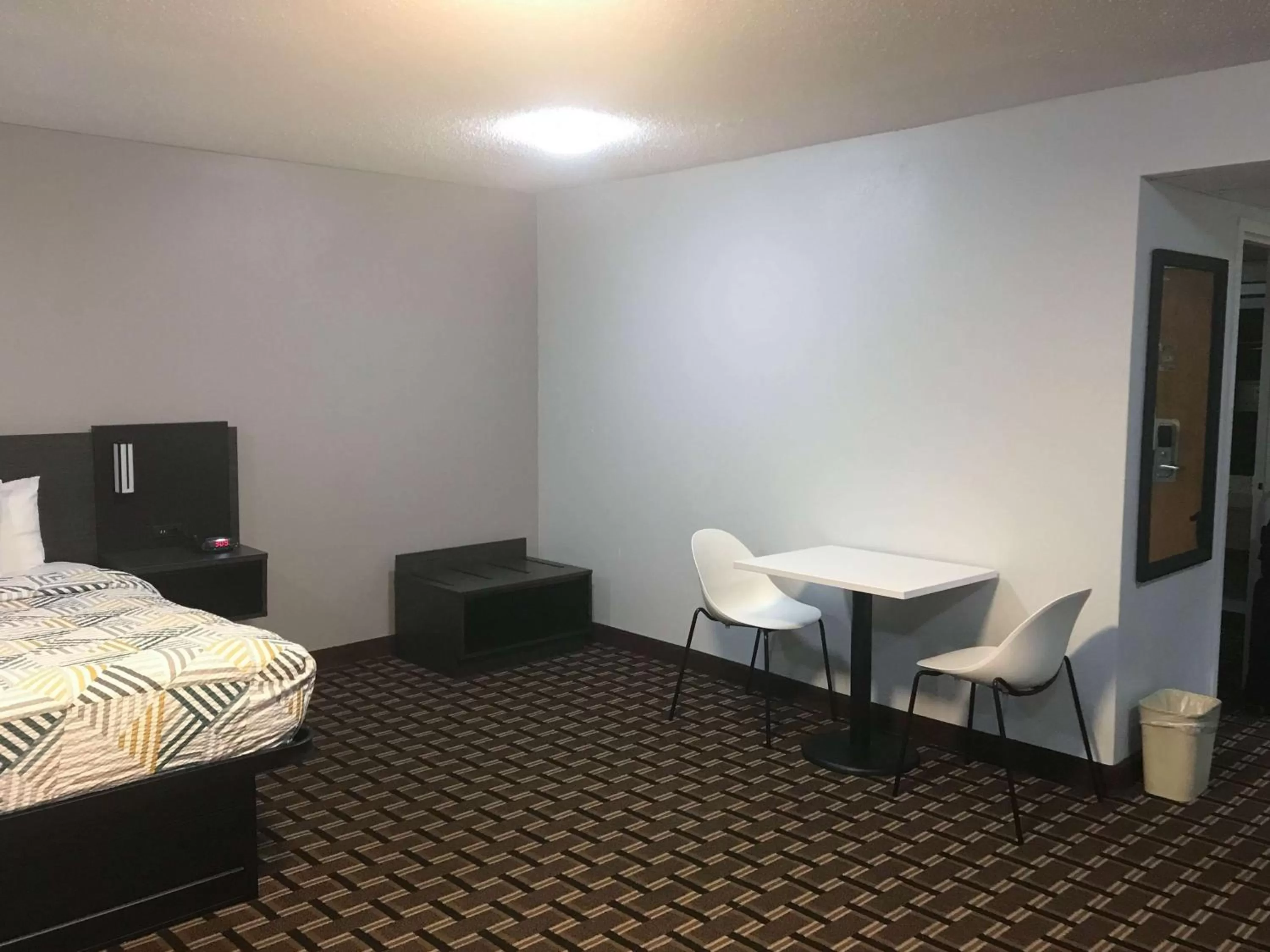 Seating area, Bed in Studio 6 Suites Tupelo, MS