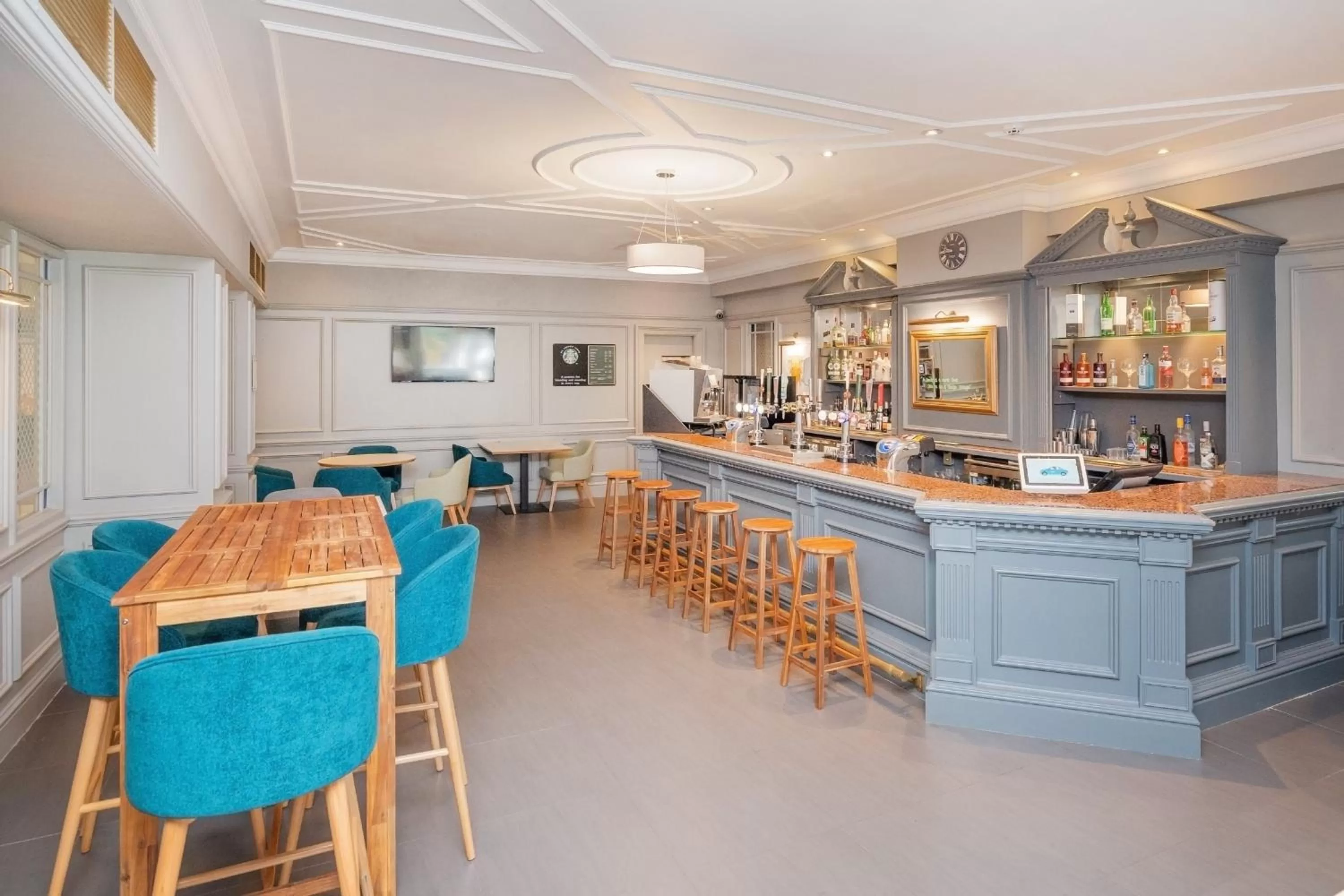 Lounge or bar in Holiday Inn Maidstone-Sevenoaks by IHG