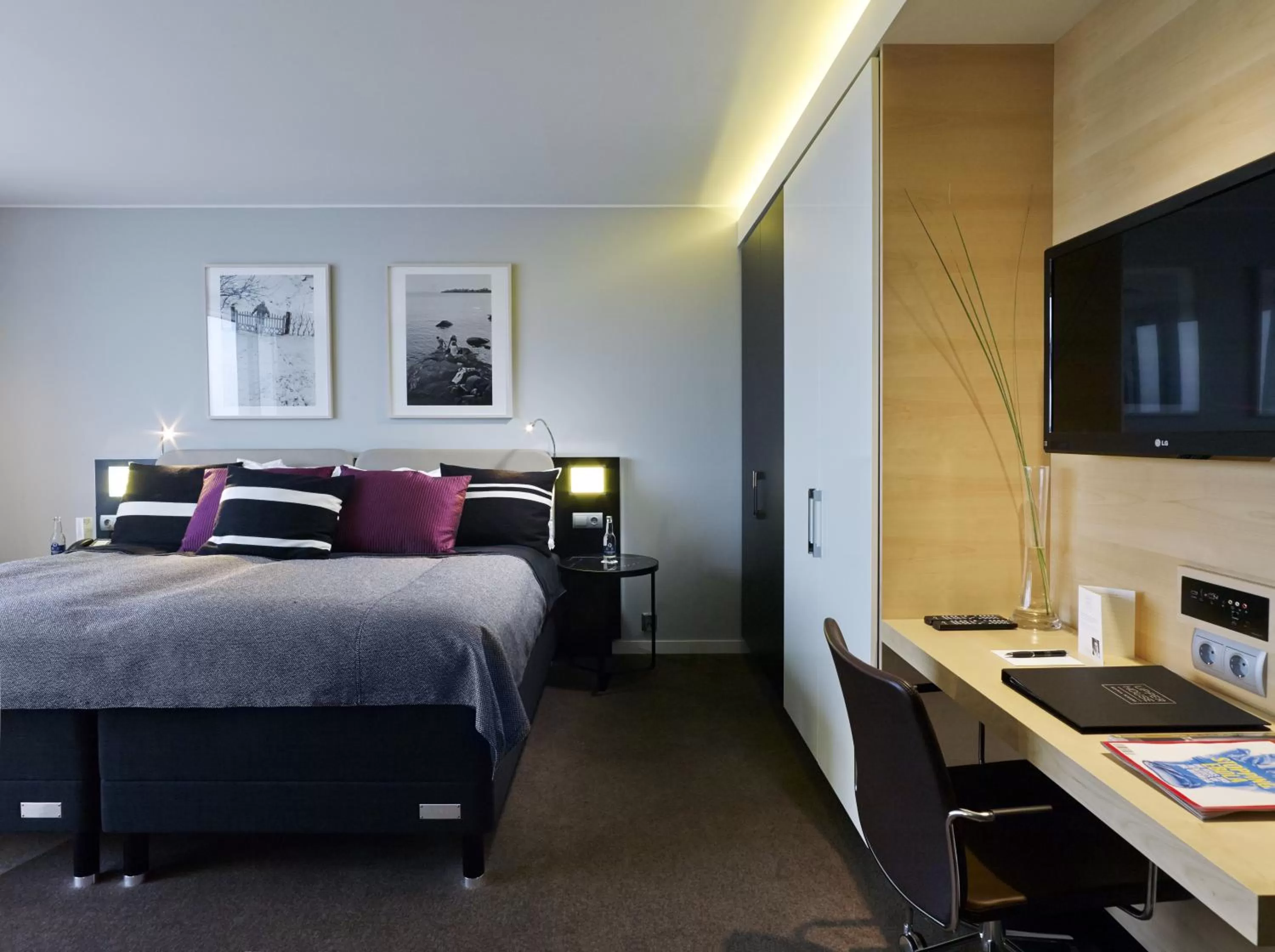 Seating area, Bed in Upper House