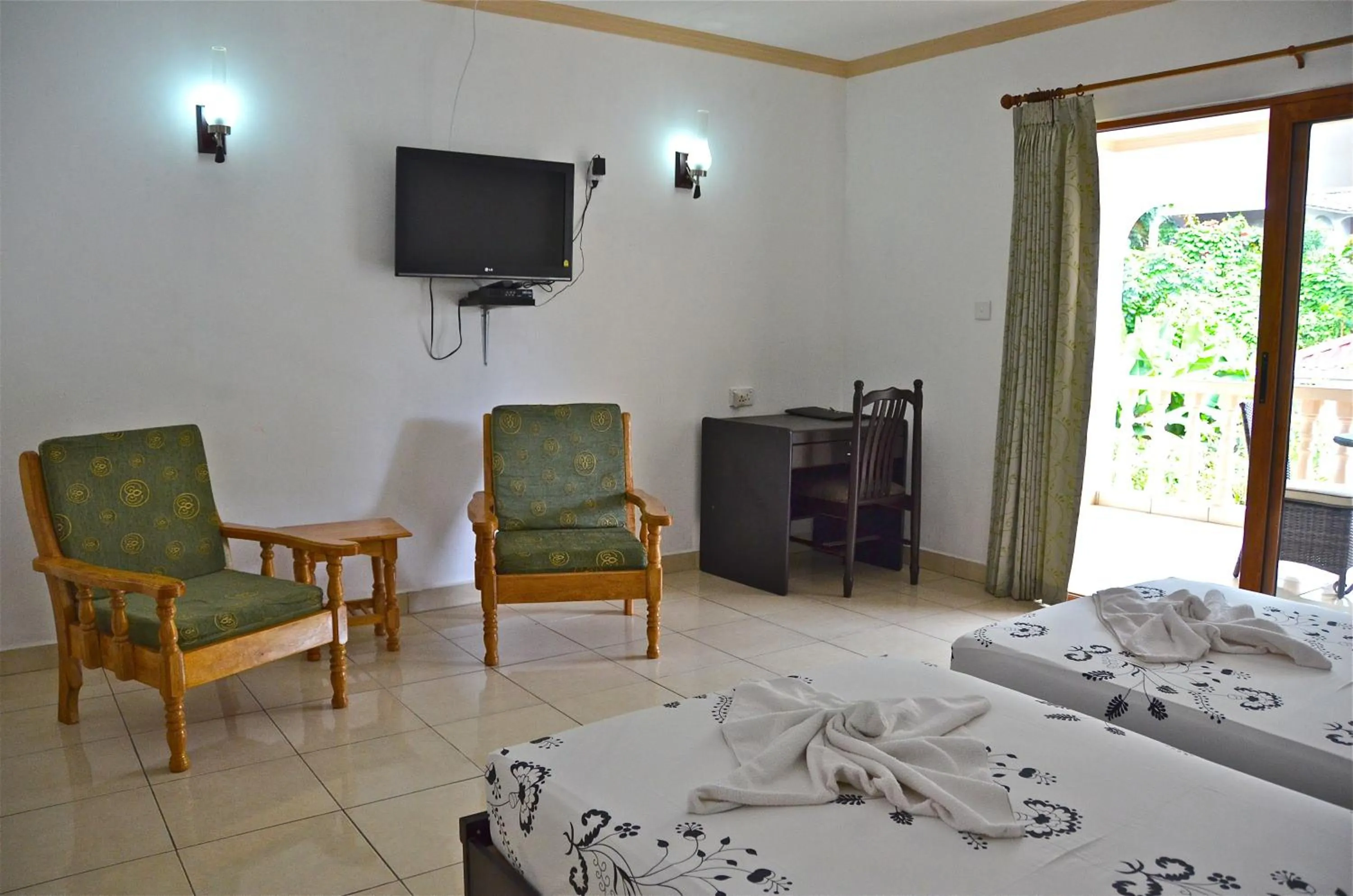 Bedroom, Bed in Forest Lodge