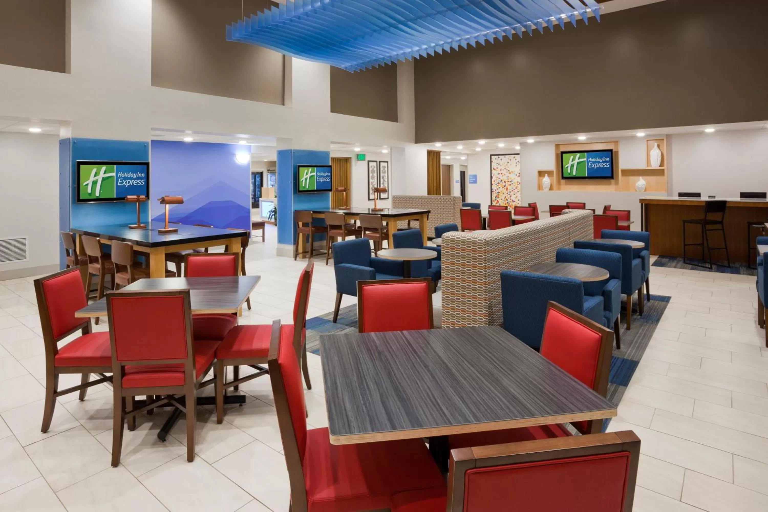 Property building in Holiday Inn Express Hotel & Suites Minneapolis-Golden Valley, an IHG Hotel