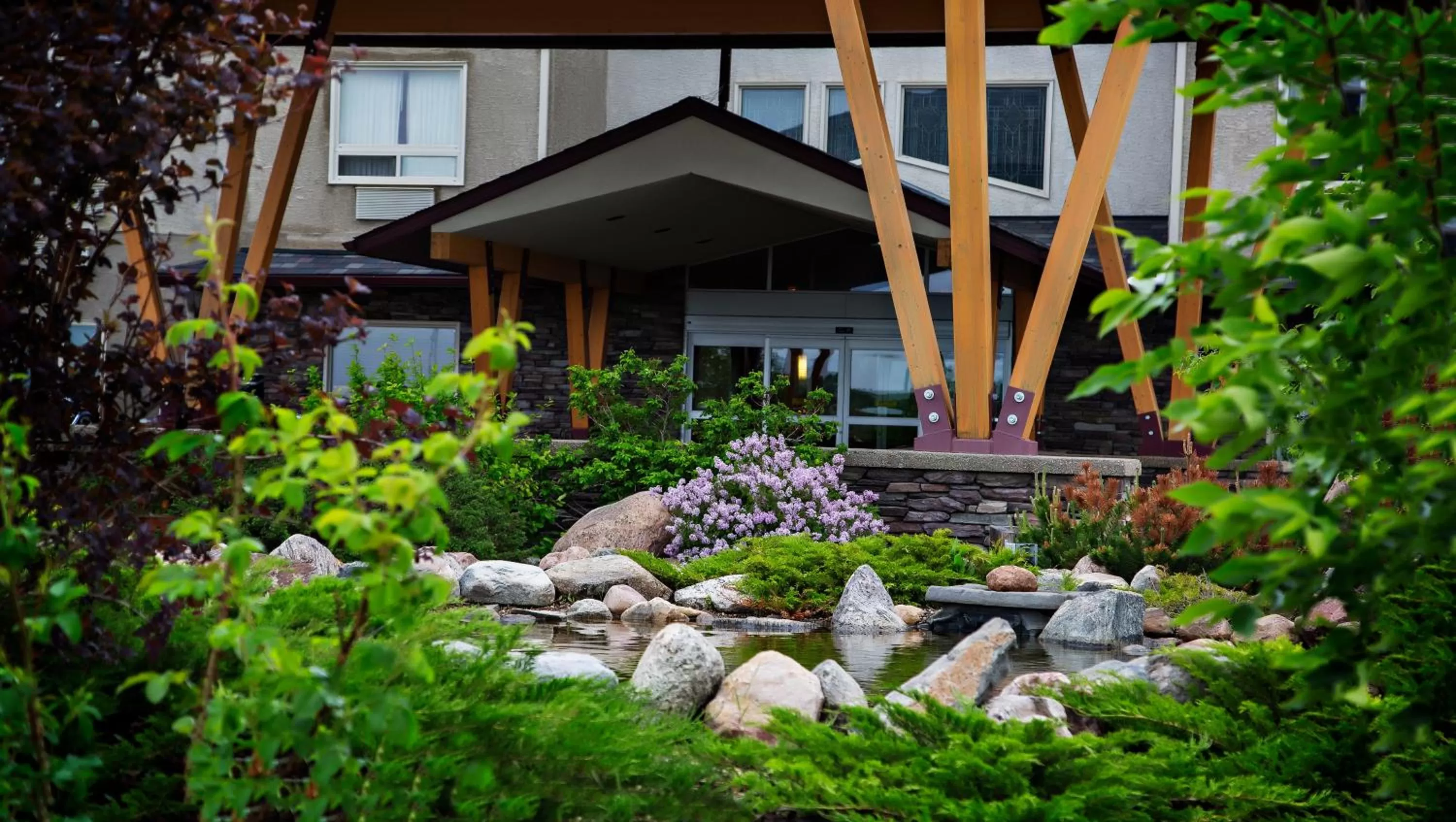 Facade/entrance in Gold Eagle Lodge