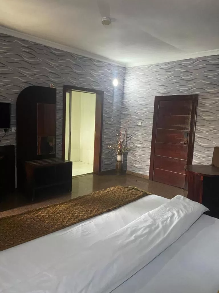 Photo of the whole room, Bed in Galpin Suites