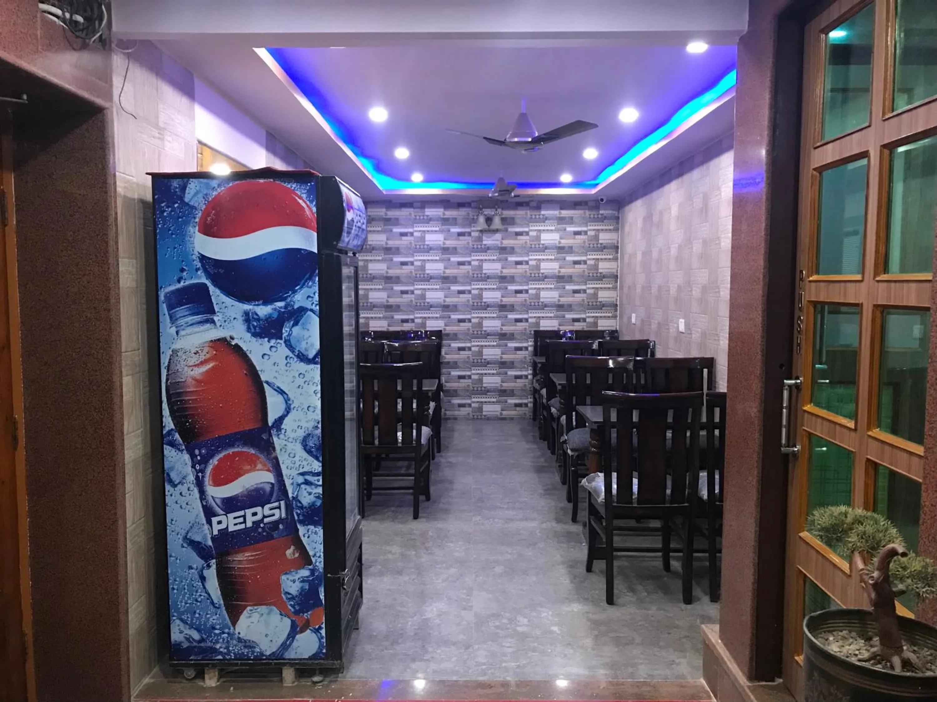 Restaurant/places to eat in Golden Lodge