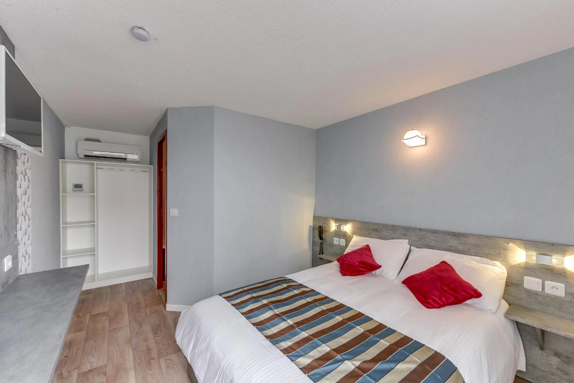 Bedroom, Bed in The Originals Access, Hotel Thouars