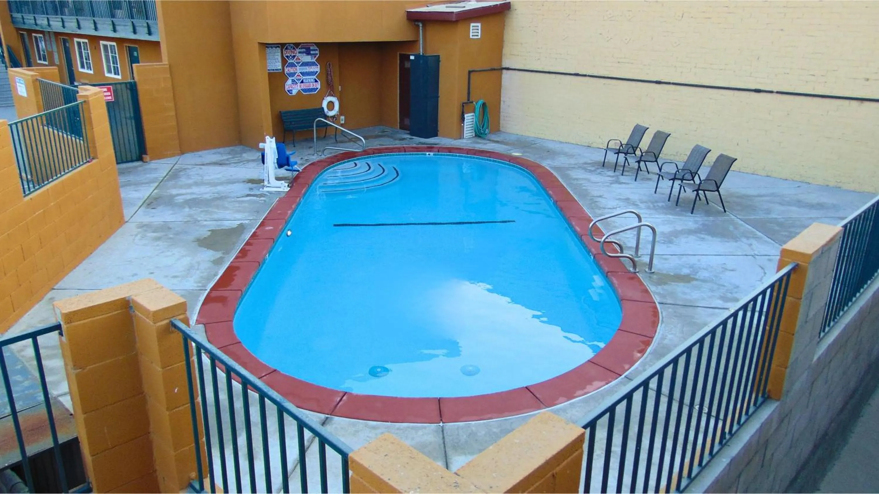 Swimming pool in Corcoran Country Inn