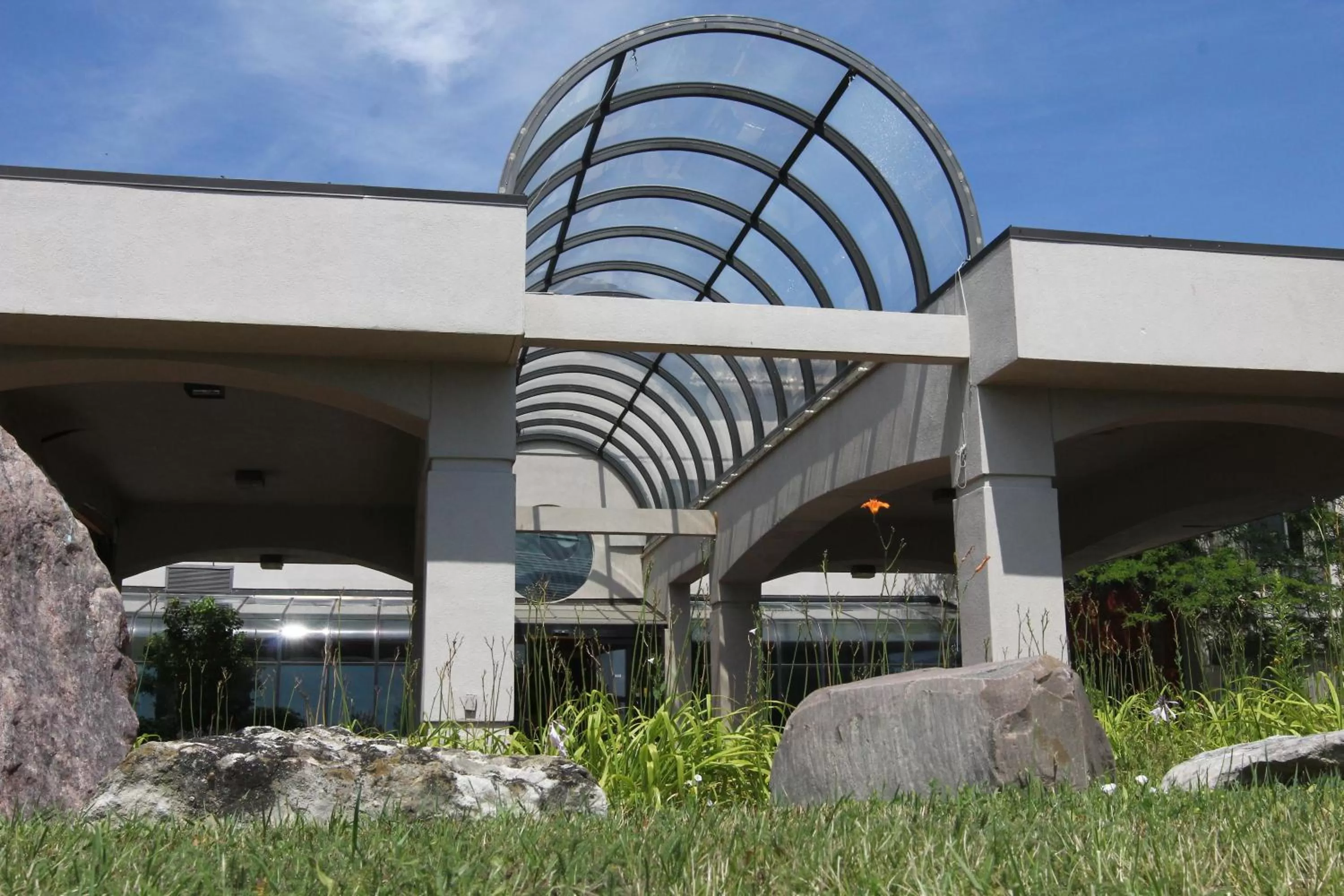 Facade/entrance in Days Inn & Suites by Wyndham Rochester Hills MI