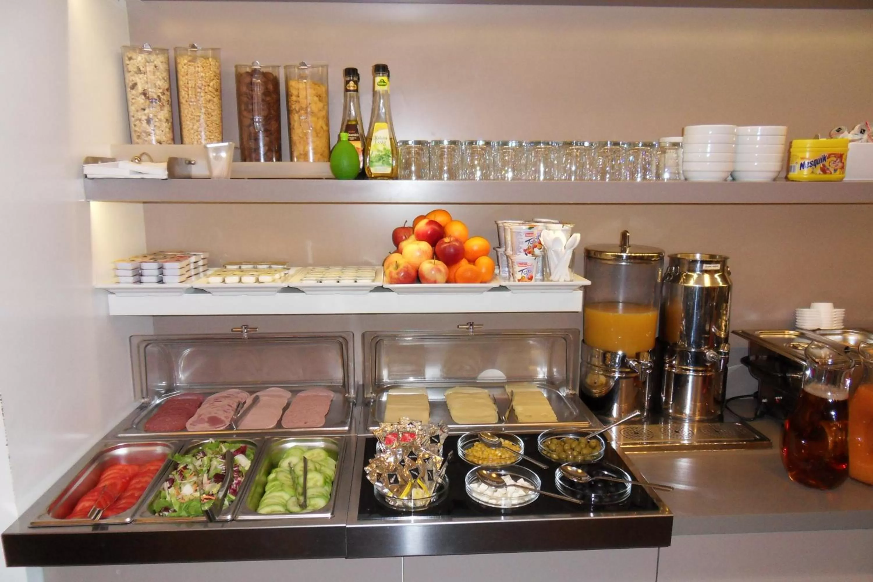 Restaurant/places to eat in Carlton Hotel