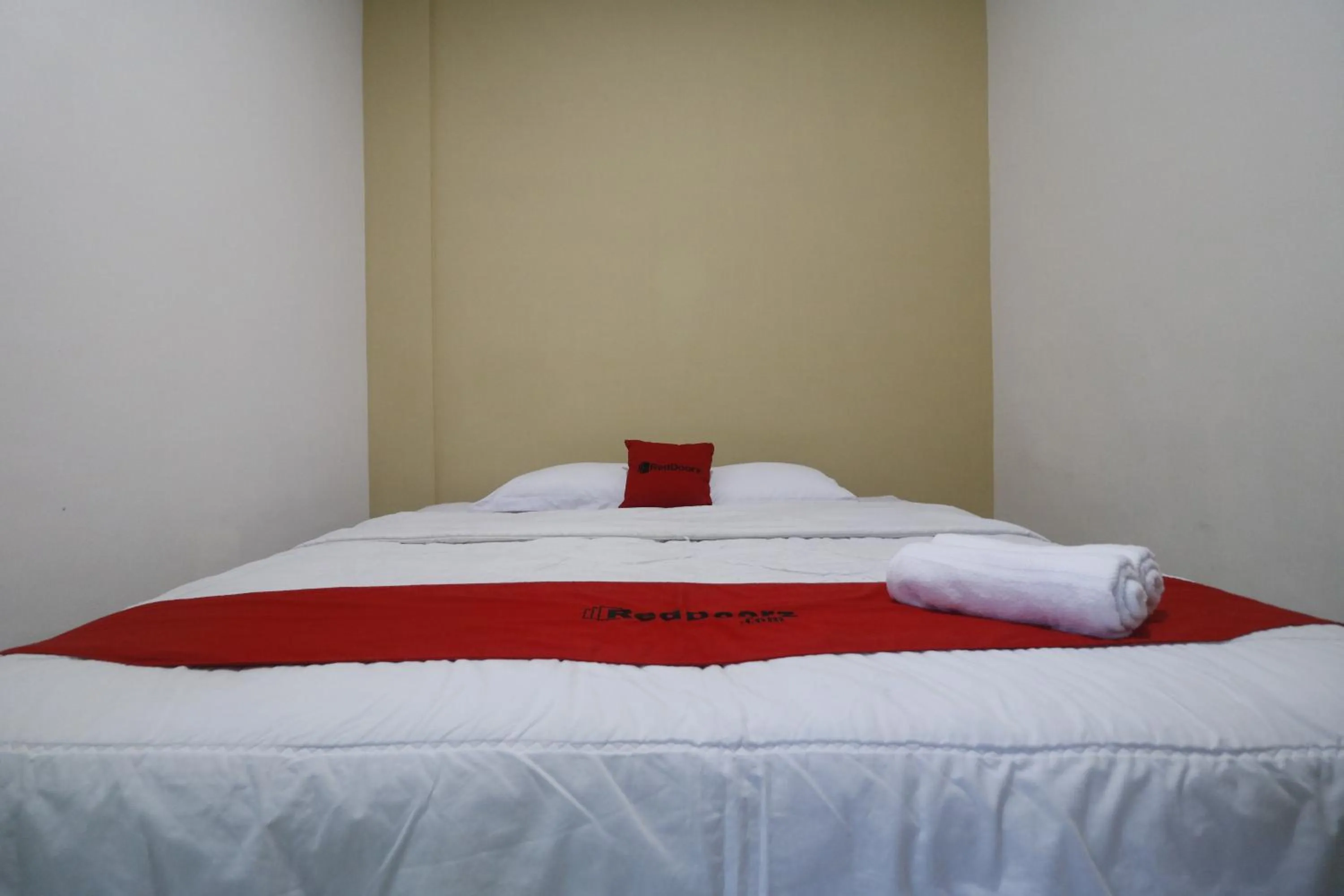 Bedroom, Bed in RedDoorz @ Jalan Krakatau Medan