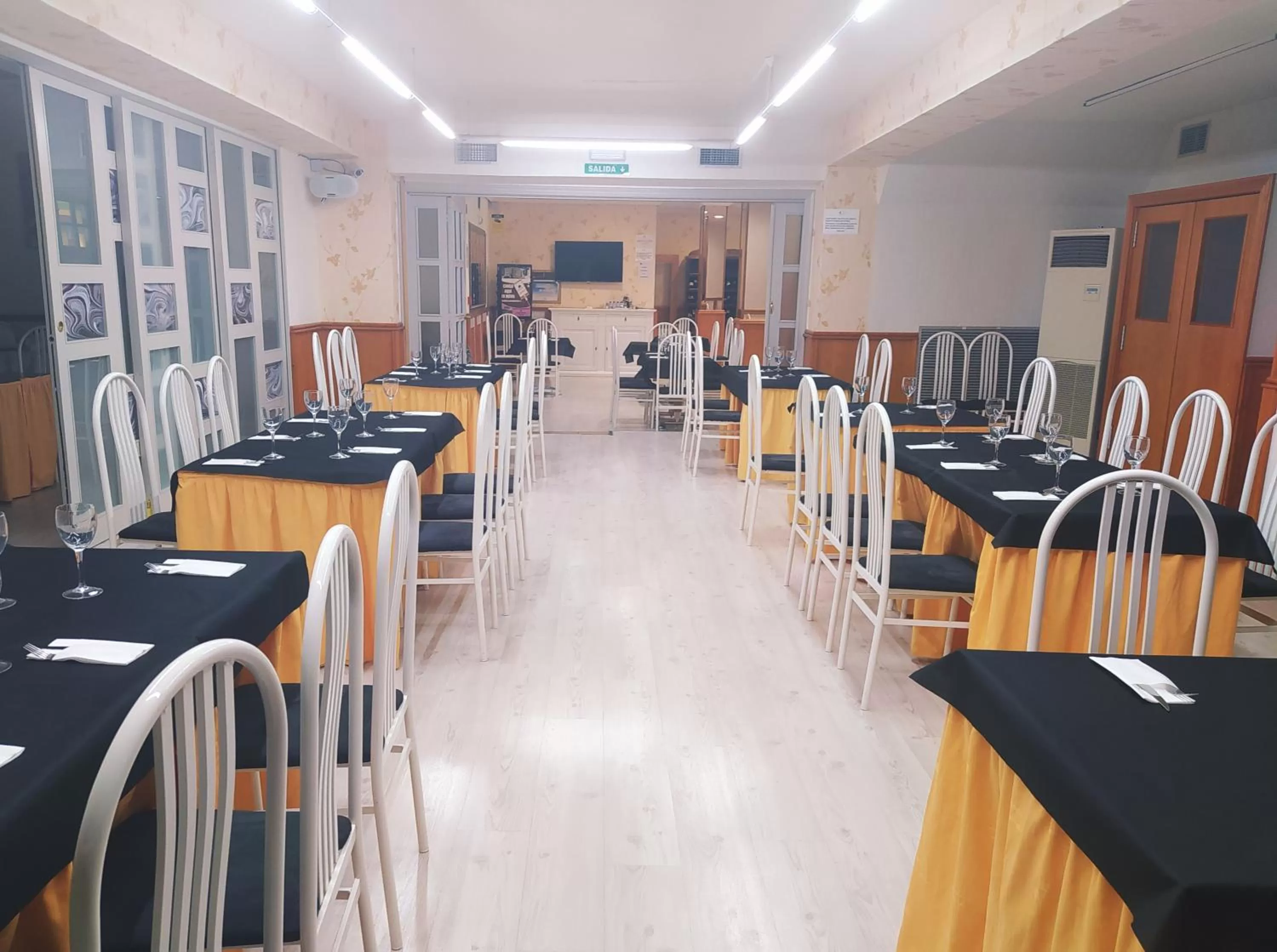 Restaurant/places to eat in Hotel Aro'S