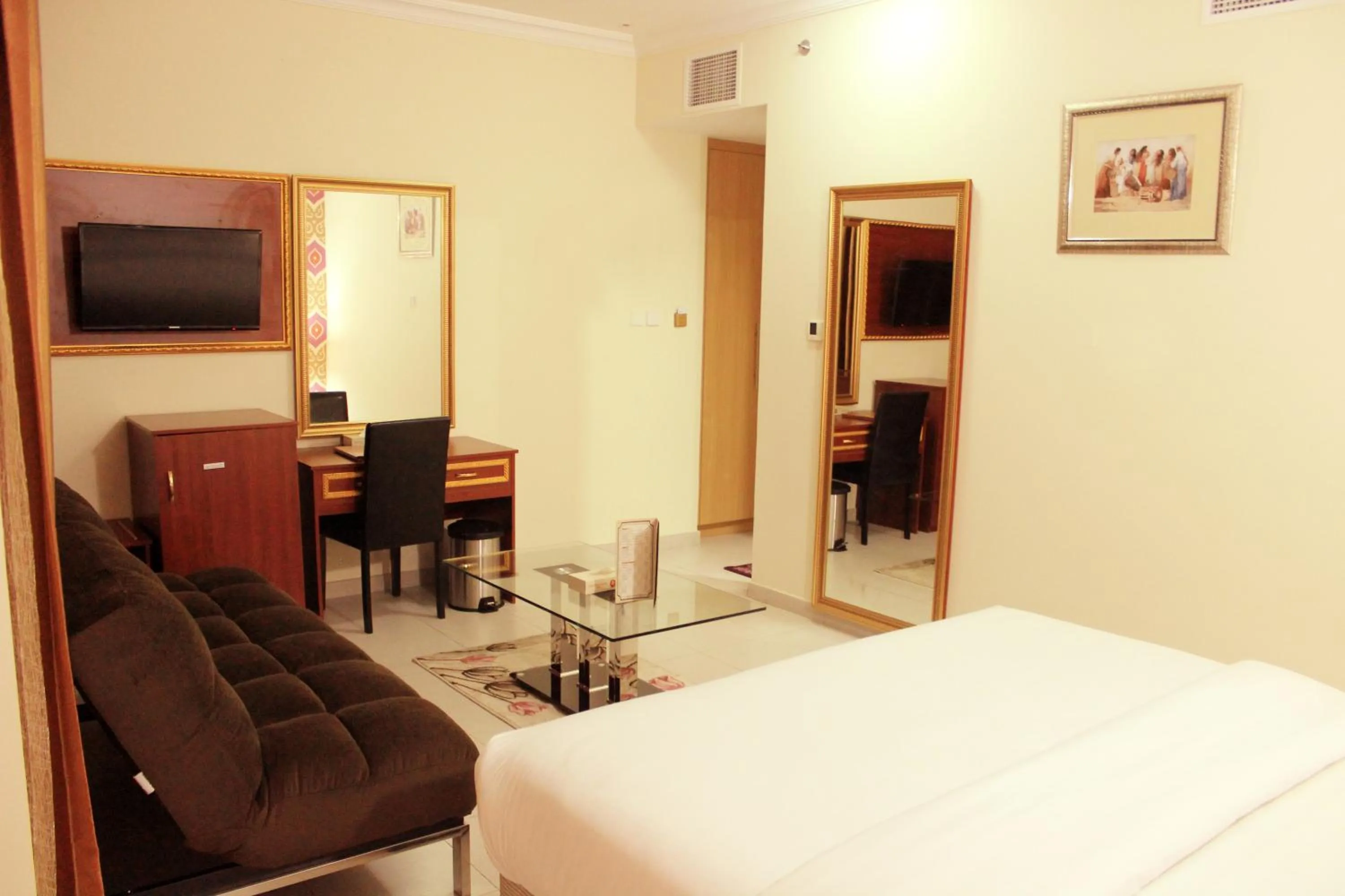 Bedroom, Bed in Montreal Naif Hotel