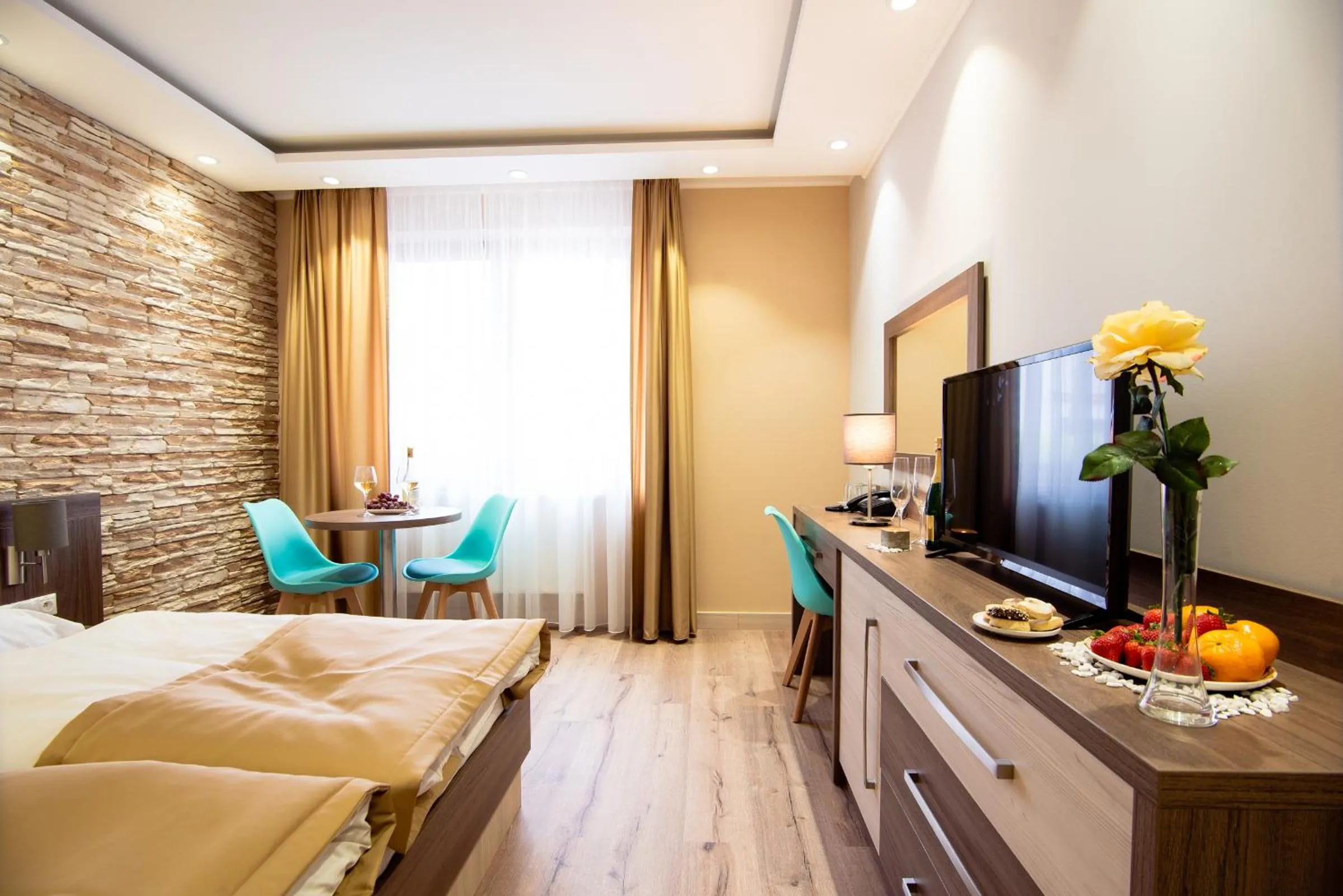 Communal lounge/ TV room, Bed in Hotel Viktor