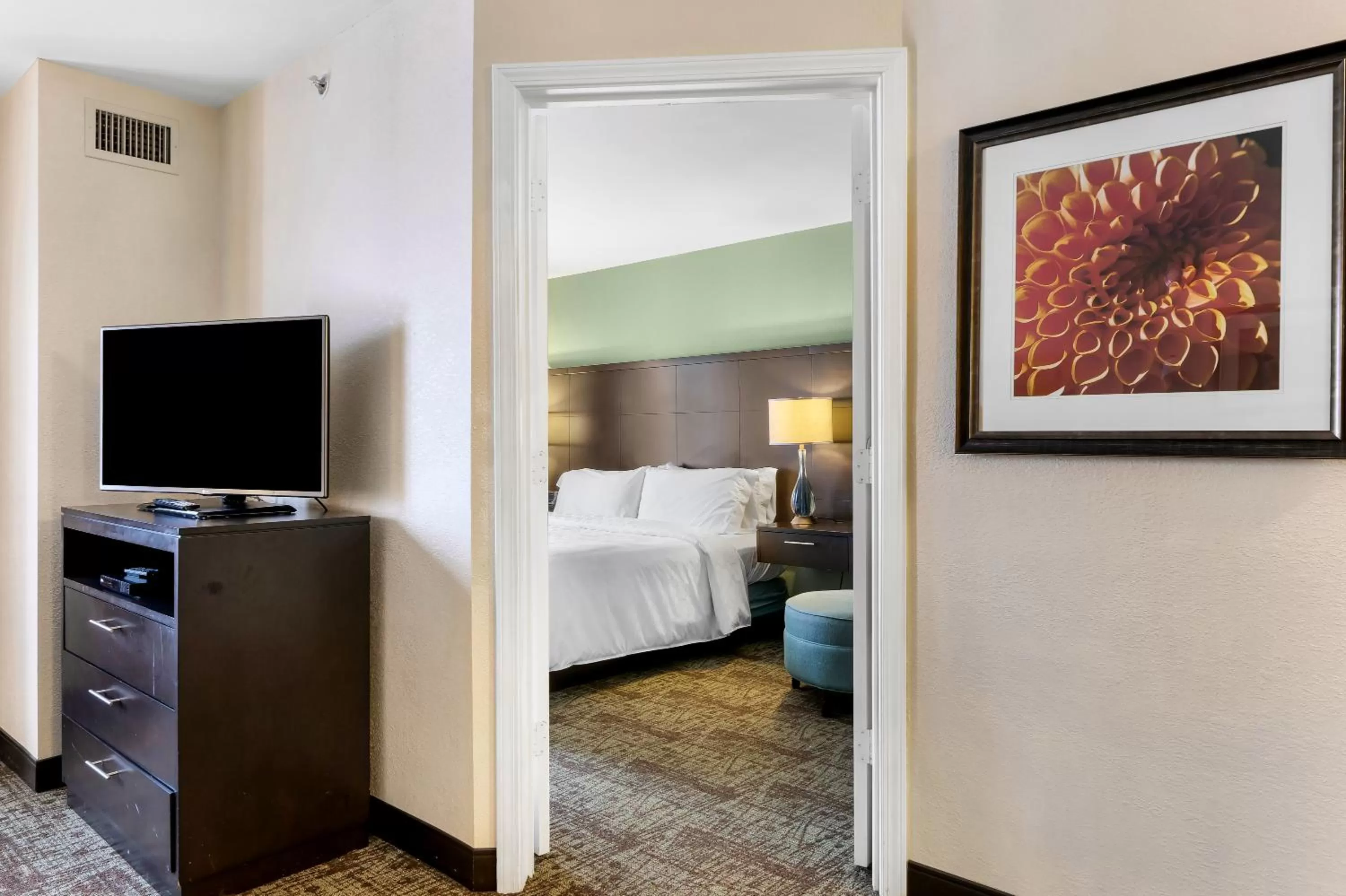 Bedroom, Bed in Staybridge Suites-Philadelphia/Mount Laurel by IHG