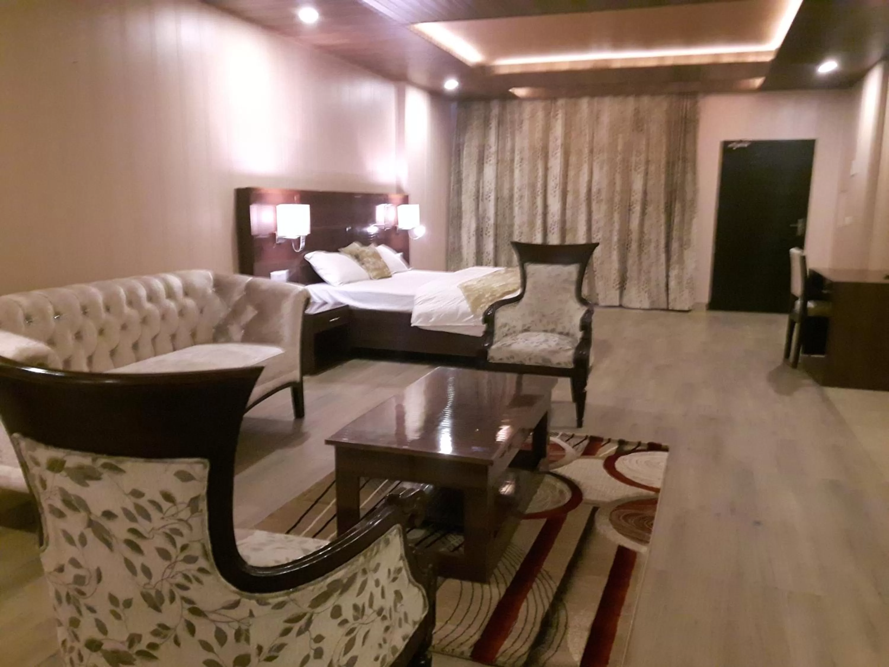 Living room, Bed in Maple Leaf Hotel