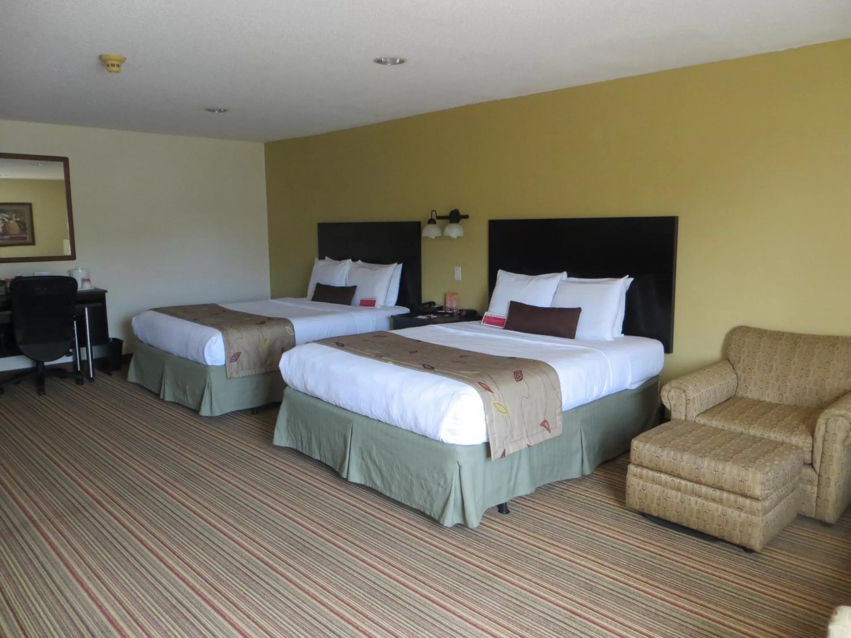 Bedroom, Bed in Ramada by Wyndham Wisconsin Dells I-90