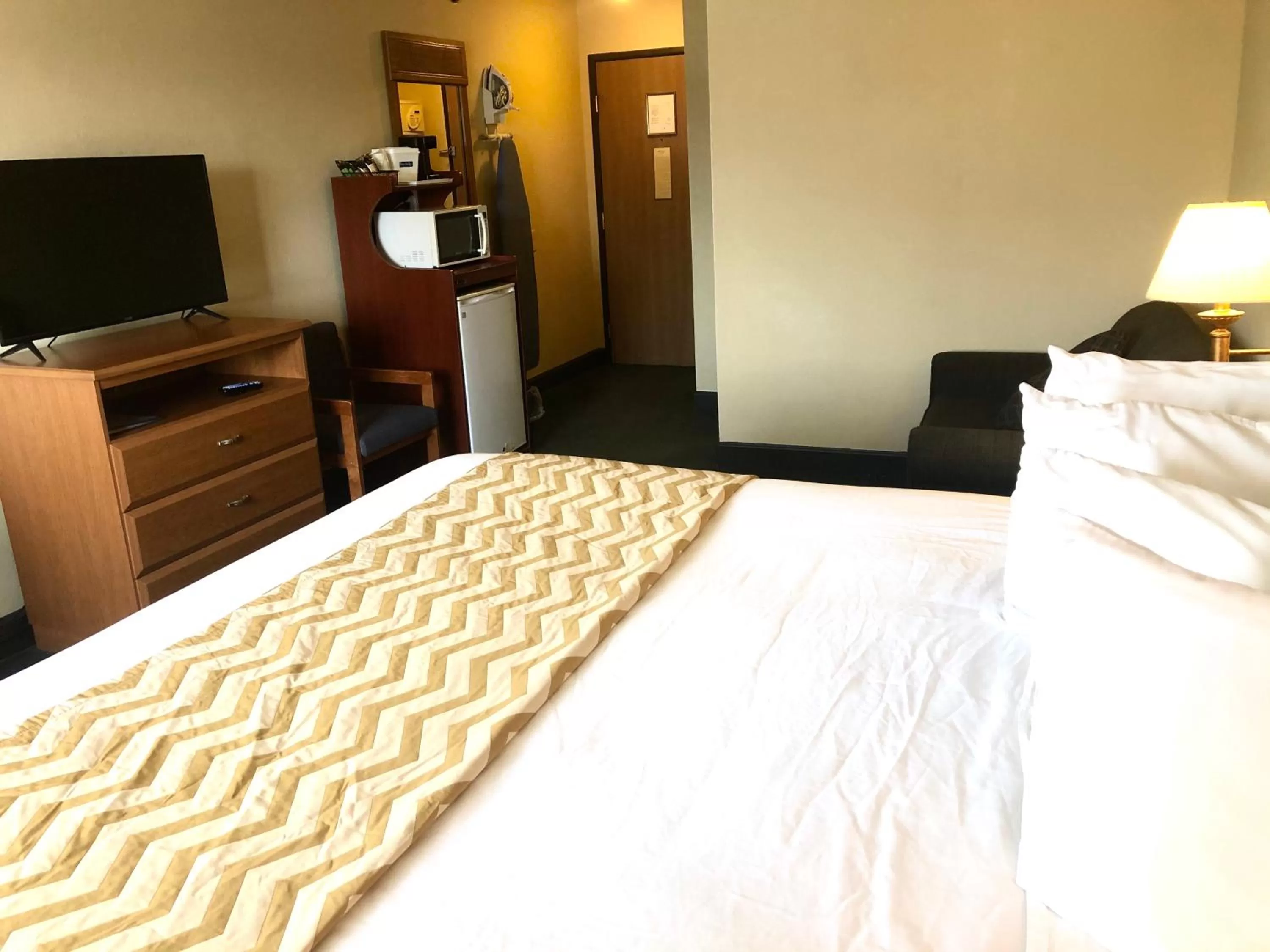 Bed in Travelodge by Wyndham Grand Island