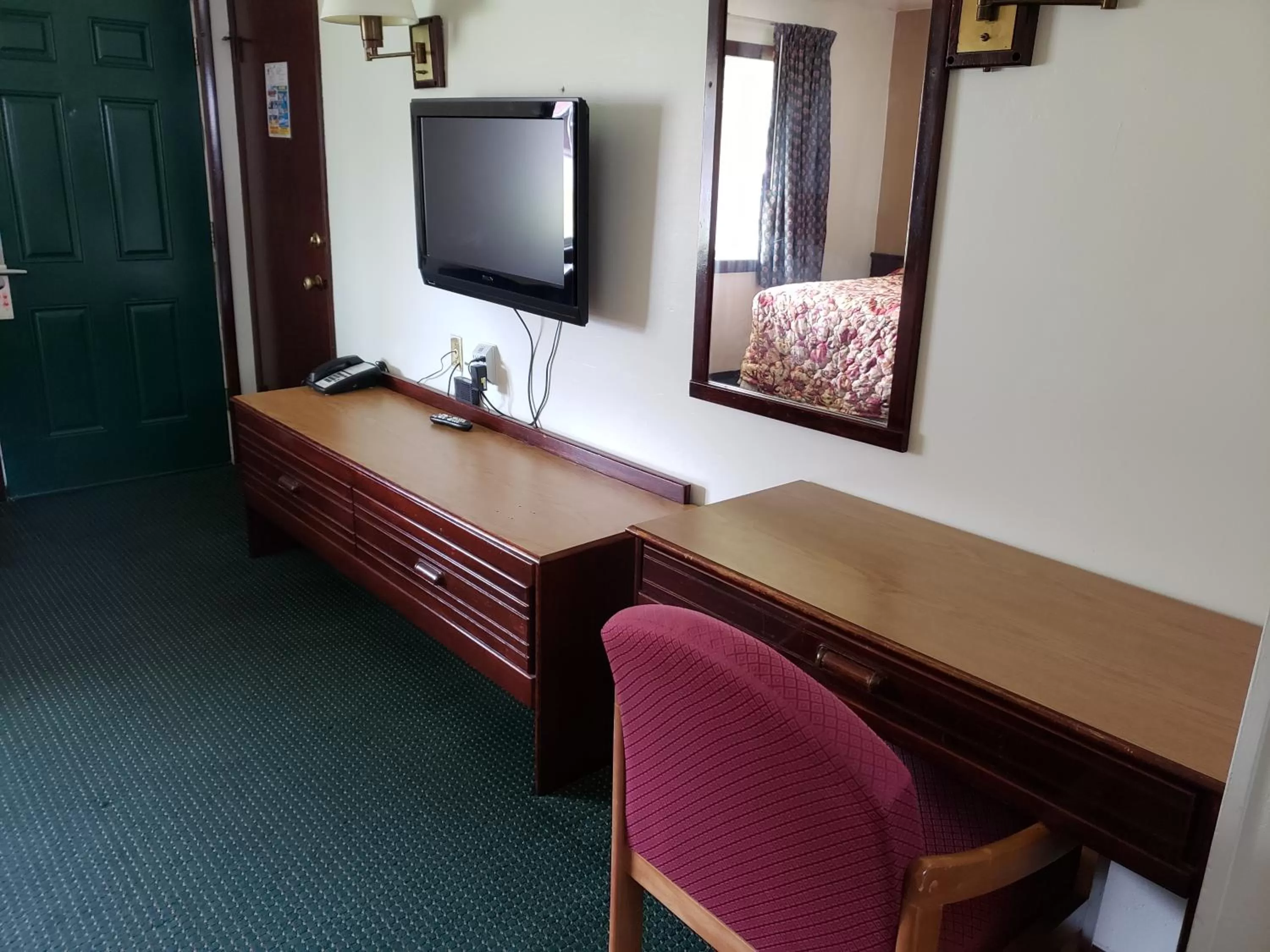 TV and multimedia in Spinning Wheel Motel