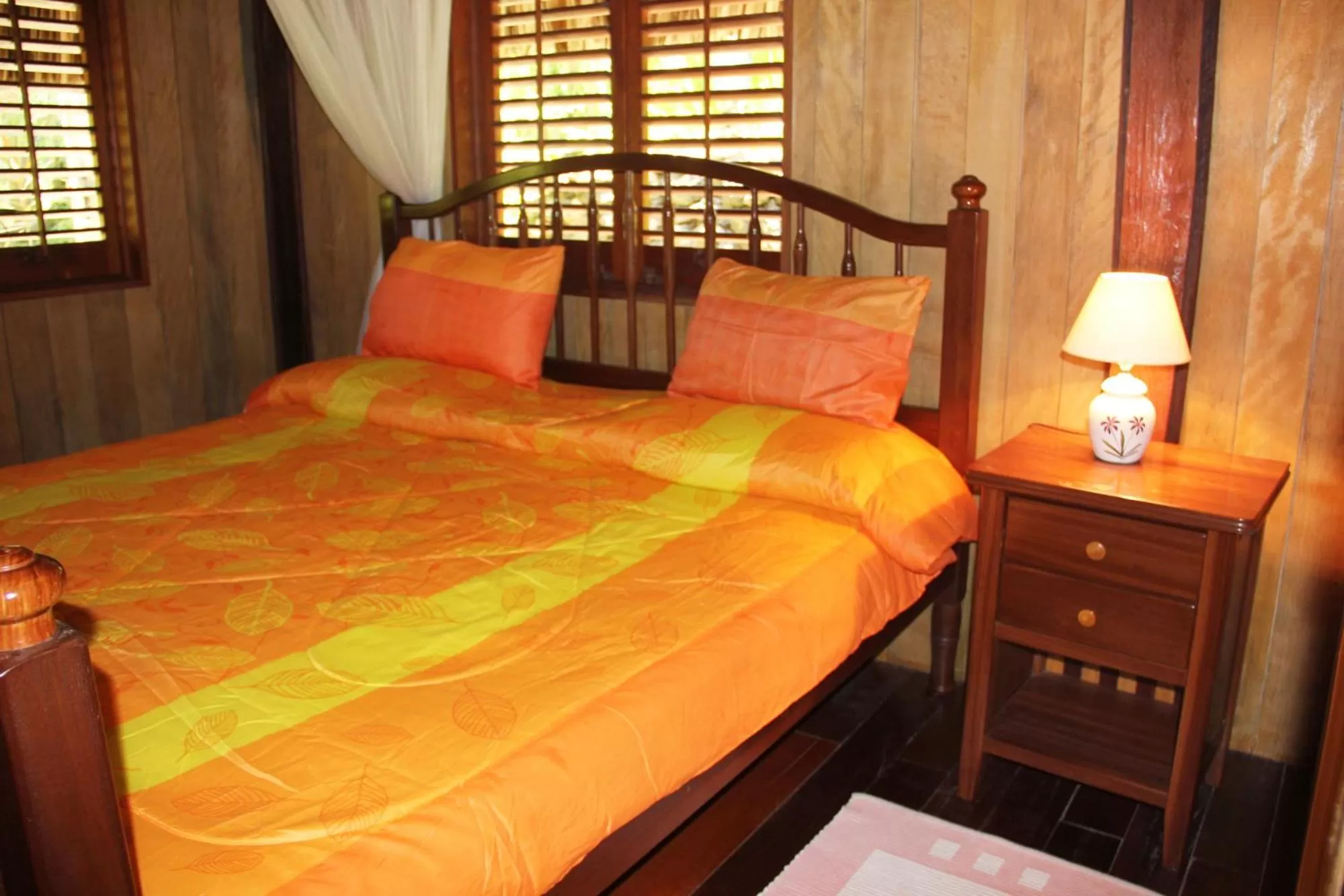 Photo of the whole room, Bed in Sun Creek Lodge